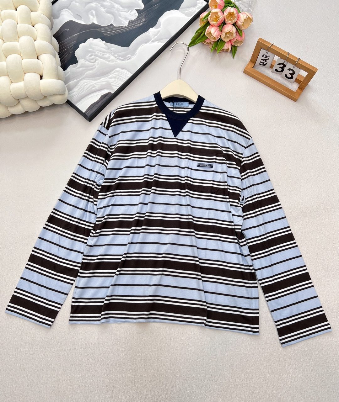 NO:437566,Prada25Ss Spring and Summer New Mint Chocolate Striped Long Sleeve Round Neck T-shirt | Exclusive high-end production!  Super high-end color matching, loose style for couples, simple and high-end, not picky about the upper body, chest pocket and label design, workmanship quality depends on details. Three standards are complete, large-scale products are available SML size sml, prada, tees, t-shirt, alexander wang19860909Prada25Ss春夏新款薄荷巧克力条纹长袖圆领T恤丨独家高版出品！超级高级的配色搭配 宽松版型可情侣款穿搭 简约又高级 不挑人上身 胸口口袋与贴标设计 做工品质看细节.三标齐全,大货出 尺码sml 编,,prada,tees，t-shirt,alexander wang,Women's clothing