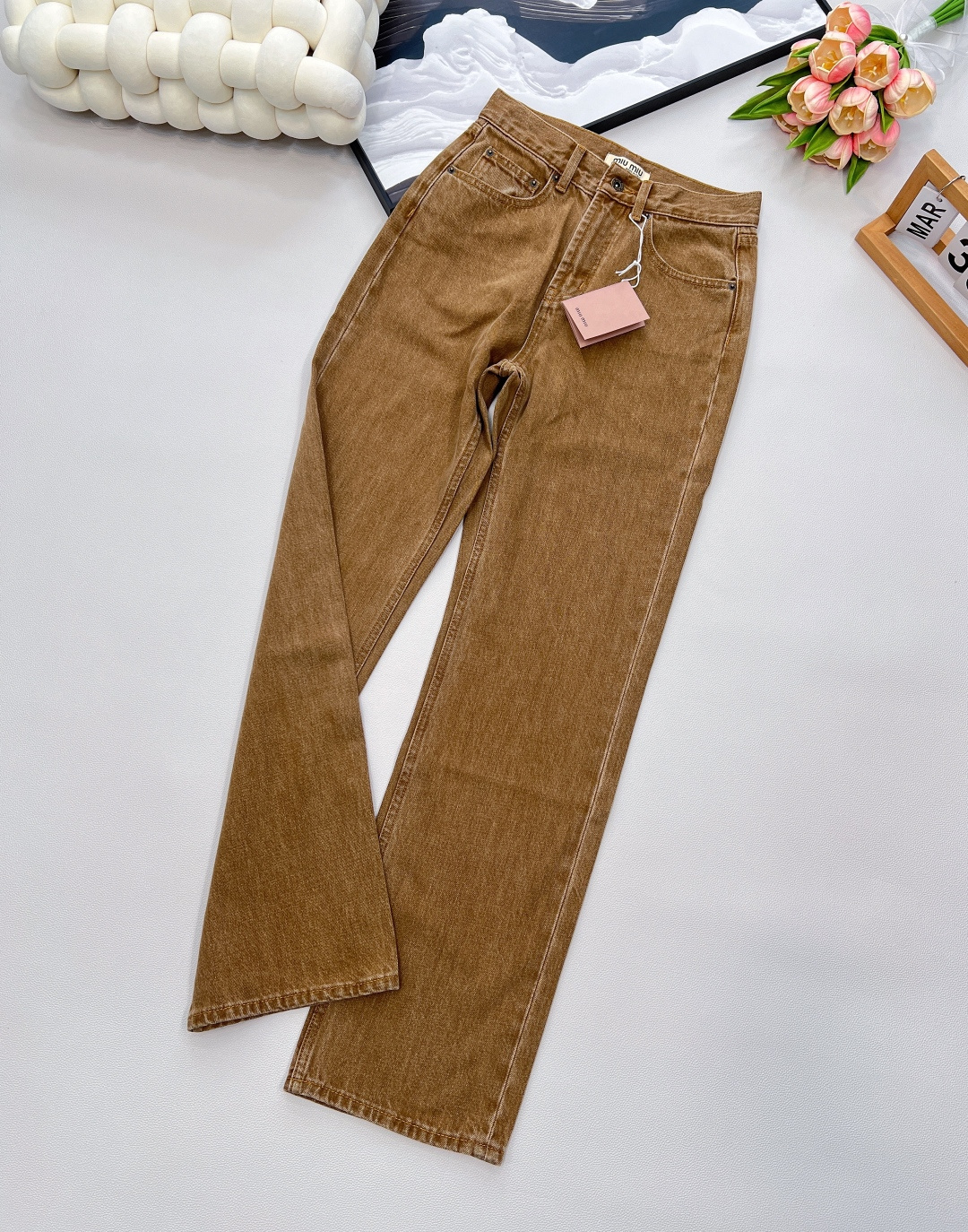 NO:437583,MIUmiu's new three-dimensional letters with simple design of straight-leg high-waisted slimming versatile jeans are the best straight-leg style to wear. It is not picky about the legs. It hides the flesh and makes it look taller and thinner. It has the magic of elongating the proportion of the legs. It is very practical. The blue old retro wash is also very beautiful!  The fabric has a very delicate drape and is not easy to wrinkle, and it is full of nobleness!  Recommended hot products!  Three-standard large-scale products are available in SMLXL sizes, miumiu, jeans, alexander wang19860909MIUmiu新款后袋立体字母简约设计直筒高腰显瘦百搭牛仔裤 是最好穿的直筒版型 不挑腿型 藏肉显高显瘦 有种拉长腿部比例感的魔力 很实穿 蓝色做旧的复古洗水也很漂亮！面料垂感十足细腻不易皱,贵气感爆满！爆款推荐！三标齐全大货出 尺码SMLXL 编,,miumiu,jeans,alexander wang,Women's clothing