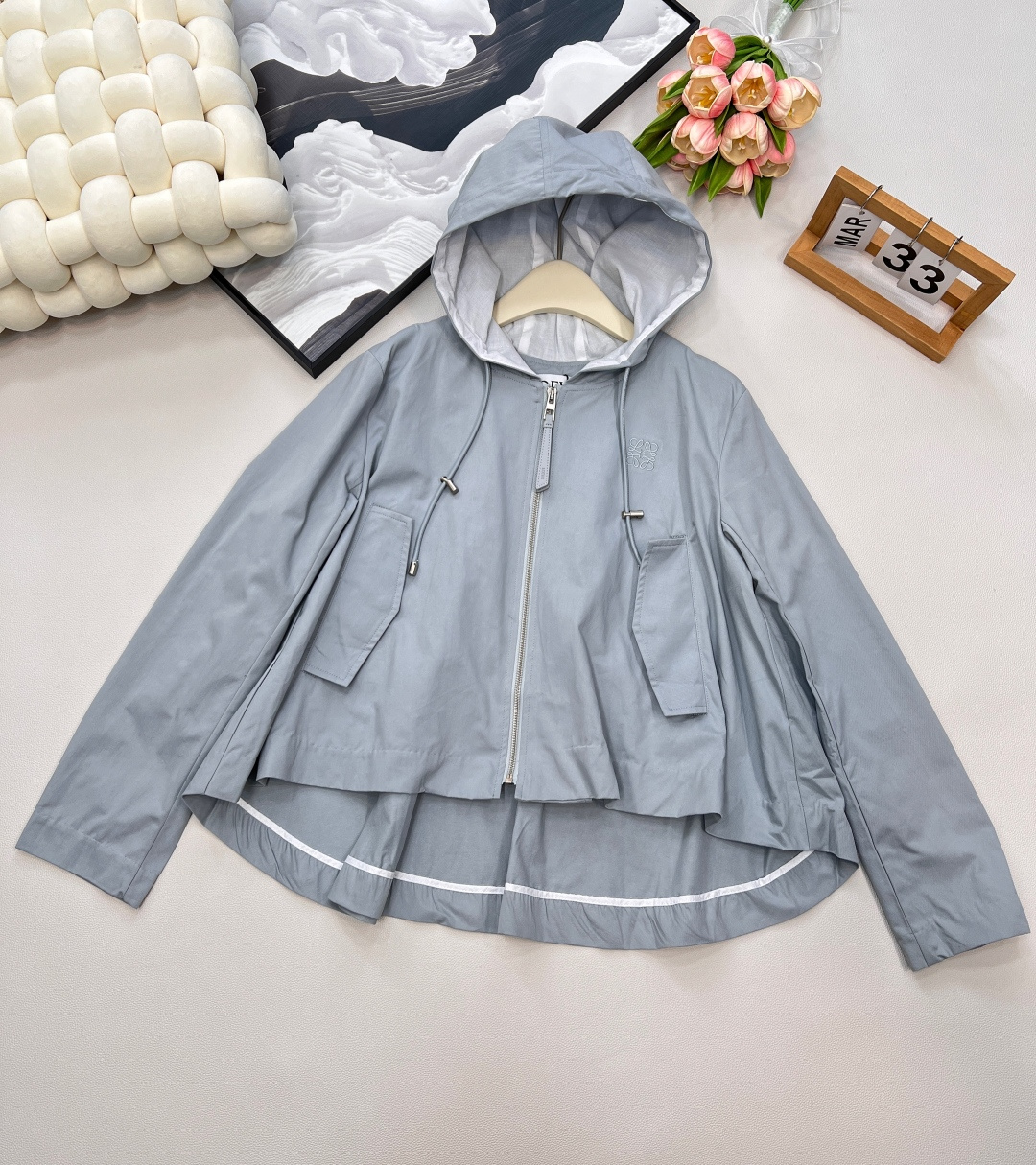 NO:438391,Loewe25Fw early autumn new hooded drawstring zipper jacket + shorts set | Exclusive high-end production!  Cloak-style umbrella-shaped A-shaped cut to show fashionable style outfits. With the totem logo on the chest, the brand style shows the personality outfit. Paired with wide-leg shorts in the same series. The waist is decorated with letter webbing. The shape is full of styling. Modify the waist and make it look slim and slack. The complete set is more brand-name and fashionable. The outfit is not afraid of challenges. The three-standard single-output product is complete. SML jackets are woven, loewe, shorts, jackets & coats, hats, alexander wang19860909Loewe25Fw早秋新款连帽抽绳拉链外套+短裤套装丨独家高版出品！斗篷式伞状A字裁剪 尽显时髦格调穿搭 配合胸前图腾徽标 展现品牌风范 穿搭尽显个性风采 搭配同系列阔腿短裤 腰间饰以字母织带 造型感十足 修饰腰身显瘦松弛 成套搭配更具品牌魅力 时髦潮流 穿搭无惧挑战 ,单出三标齐全大货出 尺码sml 外套编,,loewe,shorts,jackets & coats,hats,alexander wang,Women's clothing