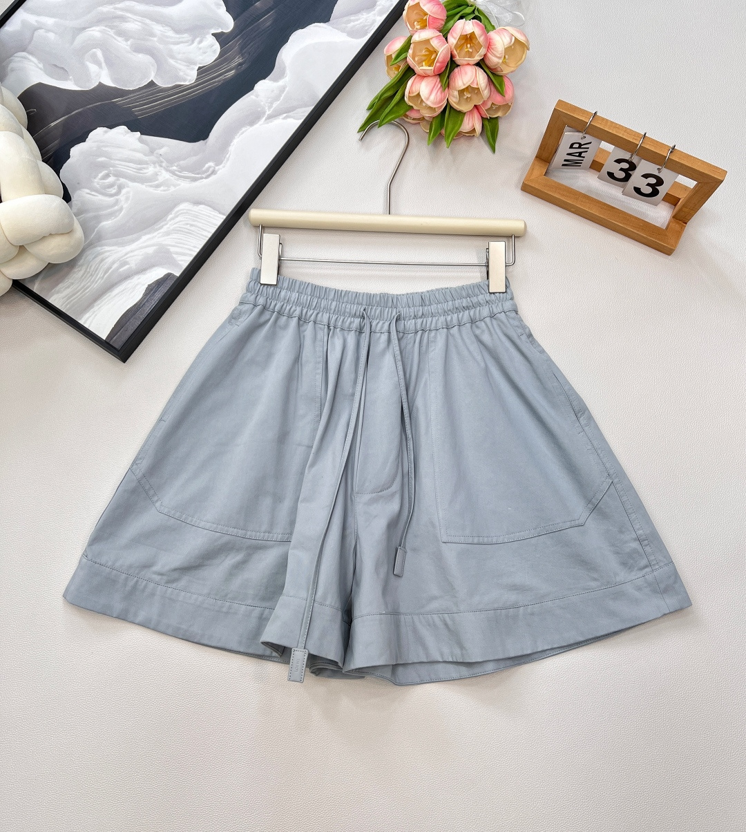 NO:438403,Loewe25Fw early autumn new hooded drawstring zipper jacket + shorts set | Exclusive high-end production!  Cloak-style umbrella-shaped A-shaped cut to show fashionable style outfits. With the totem logo on the chest, the brand style shows the personality outfit. Paired with wide-leg shorts in the same series, the waist is decorated with letter webbing, full of styling, modify the waist to make it look slim and loose, the complete set of matching is more brand charming. Fashionable and trendy outfits are not afraid of challenges, and the three-standard single-output products are fully equipped with large-scale products. Size sml shorts, loewe, shorts, jackets & coats, hats, alexander wang19860909Loewe25Fw早秋新款连帽抽绳拉链外套+短裤套装丨独家高版出品！斗篷式伞状A字裁剪 尽显时髦格调穿搭 配合胸前图腾徽标 展现品牌风范 穿搭尽显个性风采 搭配同系列阔腿短裤 腰间饰以字母织带 造型感十足 修饰腰身显瘦松弛 成套搭配更具品牌魅力 时髦潮流 穿搭无惧挑战 ,单出三标齐全大货出 尺码sml 短裤编,,loewe,shorts,jackets & coats,hats,alexander wang,Women's clothing