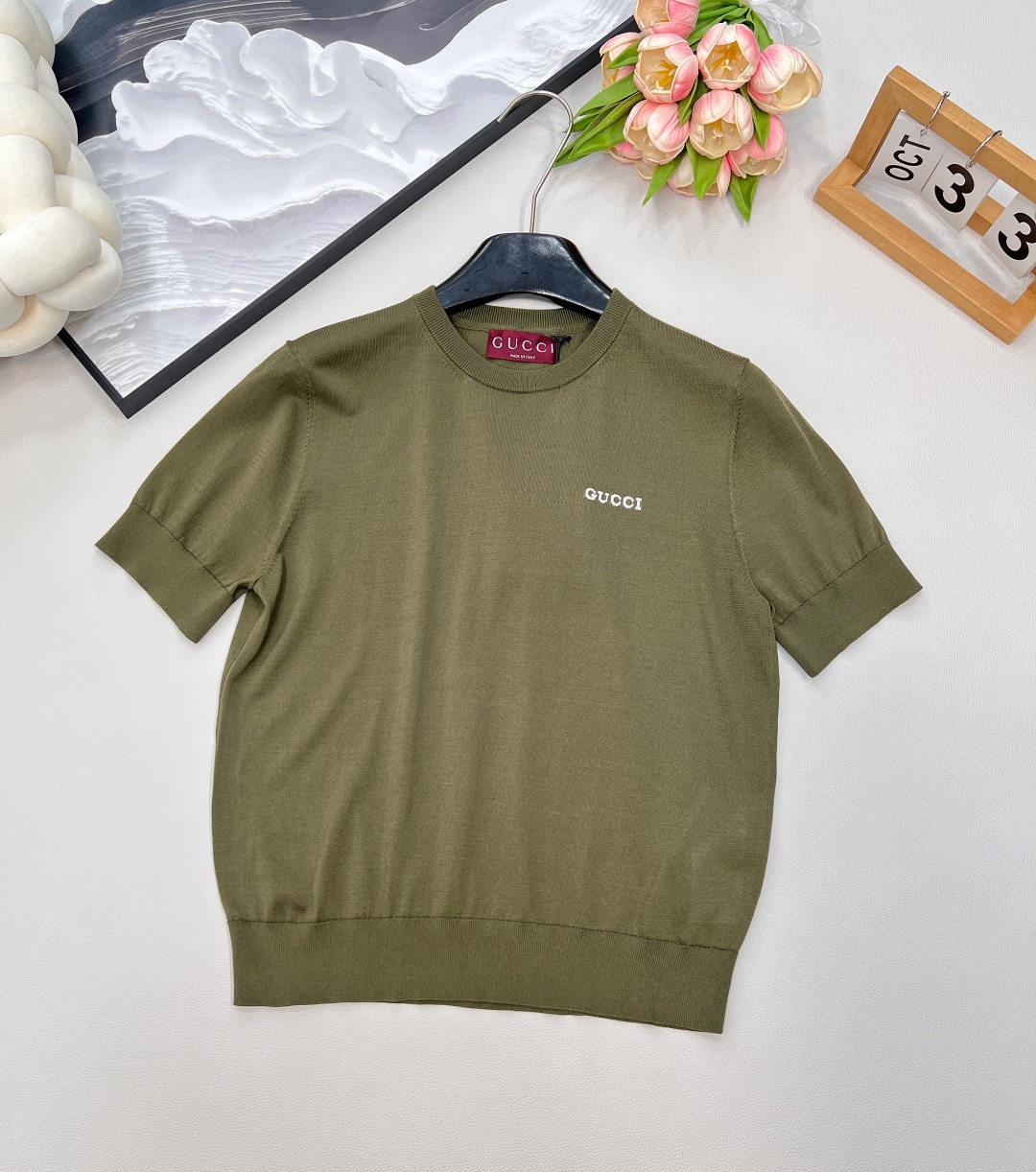 NO:438363,Gucci2025 new logo letter knit short sleeves, customized YB silk yarn wool yarn, soft and skin-friendly, comfortable and stylish, round neck knit short sleeve cut, beautify the proportion of head and shoulders, fine texture, thread elastic edging, fit the body, visual slimming and simpler, letter logo decoration on the chest, dark and light green, not picky, super white, retro style, regular style, inclusive body, fashionable and fashionable, customized face accessories, accurate version, three colors, size sml, edited, gucci, T-shirt, alexander wang19860909Gucci2025新款徽标字母针织短袖,定制YB丝毛纱线织造 柔软亲肤 舒适有型 圆领针织短袖剪裁 美化头肩比例更显瘦 通体细密纹理 配合螺纹弹力包边 贴合身形视觉显瘦更简约 胸前字母徽标装饰 深浅绿色不挑肤色超显白 复古风格强烈 常规版型包容身材 穿搭时髦洋气 定制面辅料 认准版本,三色出 尺码sml 编,,gucci,T-shirt,alexander wang,Women's clothing