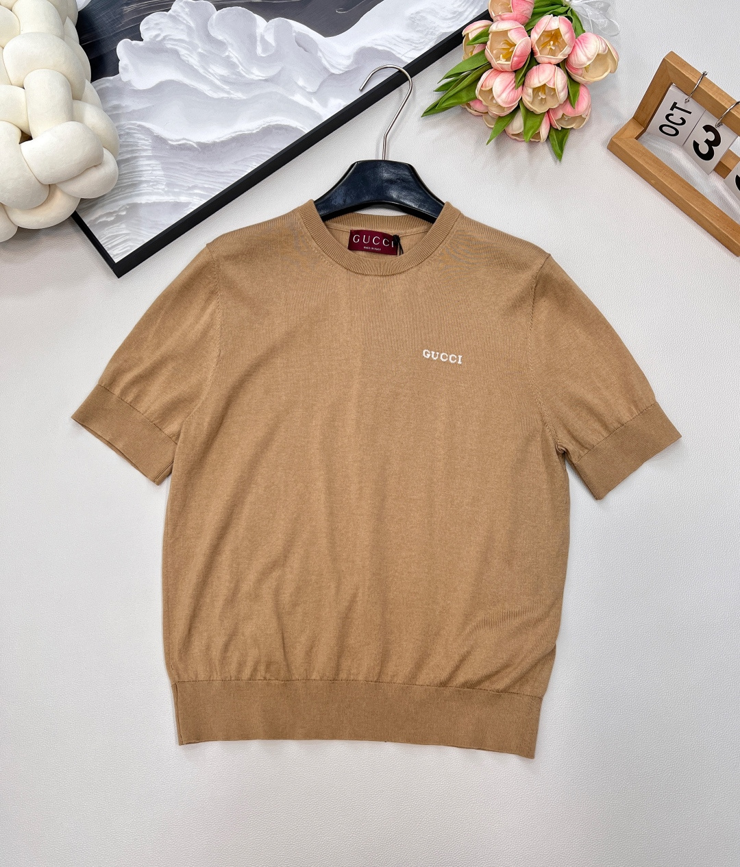 NO:438369,Gucci2025 new logo letter knit short sleeves, customized YB silk yarn wool yarn, soft and skin-friendly, comfortable and stylish, round neck knit short sleeve cut, beautify the proportion of head and shoulders, fine texture, thread elastic edging, fit the body, visual slimming and simpler, letter logo decoration on the chest, dark and light green, not picky, super white, retro style, regular style, inclusive body, fashionable and fashionable, customized face accessories, accurate version, three colors, size sml code,,gucci, T-shirt,alexander wang19860909Gucci2025新款徽标字母针织短袖,定制YB丝毛纱线织造 柔软亲肤 舒适有型 圆领针织短袖剪裁 美化头肩比例更显瘦 通体细密纹理 配合螺纹弹力包边 贴合身形视觉显瘦更简约 胸前字母徽标装饰 深浅绿色不挑肤色超显白 复古风格强烈 常规版型包容身材 穿搭时髦洋气 定制面辅料 认准版本,三色出 尺码sml 编码,,gucci,T-shirt,alexander wang,Women's clothing