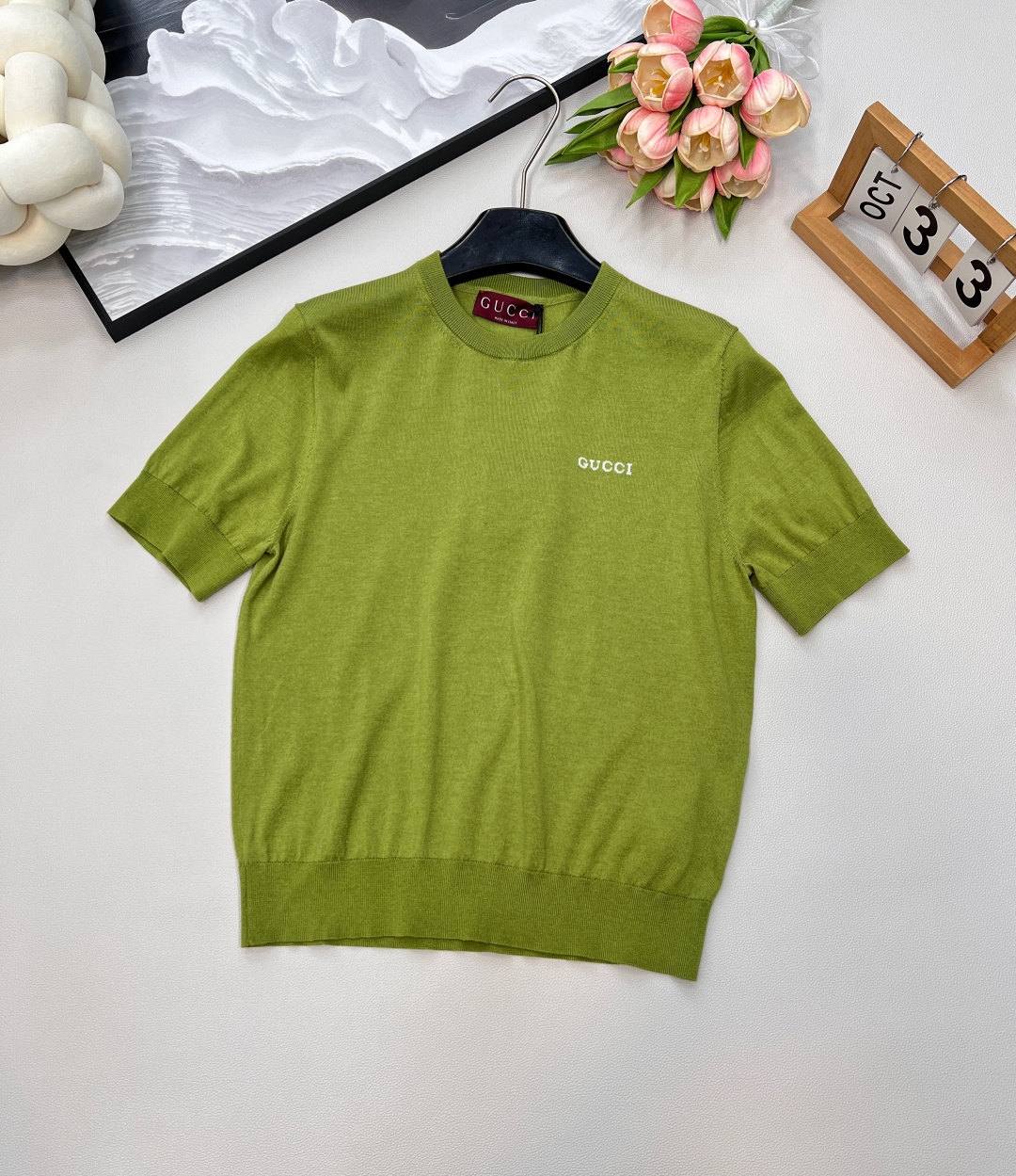 NO:438375,Gucci2025 new logo letter knit short sleeves, customized YB silk yarn wool yarn, soft and skin-friendly, comfortable and stylish, round neck knit short sleeve cut, beautify the proportion of head and shoulders, fine texture, thread elastic edging, fit the body, visual slimming and simpler, letter logo decoration on the chest, dark and light green, not picky, super white, retro style, regular style, inclusive body, fashionable and fashionable, customized face accessories, accurate version, three colors, size sml, edited, gucci, T-shirt, alexander wang19860909Gucci2025新款徽标字母针织短袖,定制YB丝毛纱线织造 柔软亲肤 舒适有型 圆领针织短袖剪裁 美化头肩比例更显瘦 通体细密纹理 配合螺纹弹力包边 贴合身形视觉显瘦更简约 胸前字母徽标装饰 深浅绿色不挑肤色超显白 复古风格强烈 常规版型包容身材 穿搭时髦洋气 定制面辅料 认准版本,三色出 尺码sml 编,,gucci,T-shirt,alexander wang,Women's clothing