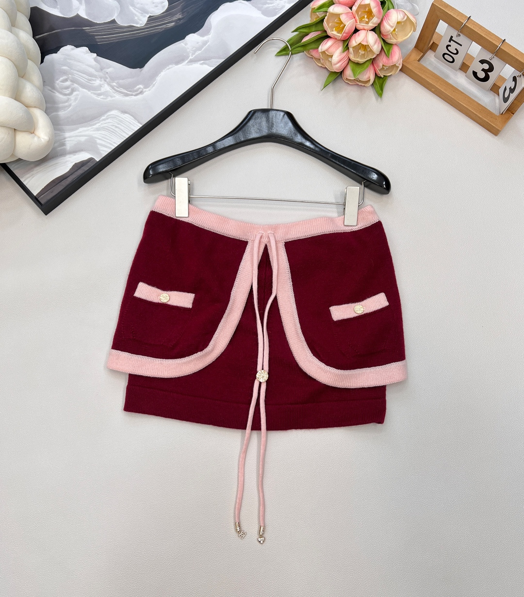 NO:438381,Chanel2025 new lace-up contrast knitted strap, customized YB cashmere yarn woven, high-quality texture, comfortable and soft, flat-mouthed knitted plaid cut, fine crochet texture, large body with contrasting thread edge, excellent temperament, lazy, chest rhinestone buckle lace-up bow decoration, easy to highlight the full-score texture, double C rhinestone buckle embellish the upper edge of the pocket, exquisite and stylish, suitable for layering and mixing items, can be temperamental and hot, fashionable and casual, customized surface accessories, equipped with dust bag, complete three standards, four colors, size sml woven, chanel, alexander wang19860909Chanel2025新款系带撞色针织抹胸,定制YB羊绒纱线织造 质感高级 舒适柔软 平口针织开襟抹胸剪裁 通体细密钩针肌理纹 大身配合通体撞色螺纹包边 气质优慵懒 胸前水钻扣系带蝴蝶结装点 轻松突出满分细节质感 双C水钻扣点缀口袋上缘 精致有格调 适合叠穿混搭的单品 可气质可热辣 穿搭时髦休闲 定制面辅料 ,配防尘袋,三标齐全,四色出 尺码sml 编,,chanel,alexander wang,Women's clothing