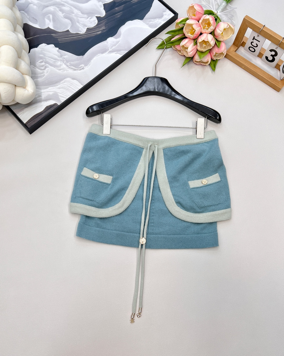 NO:438392,Chanel2025 new lace-up contrast knitted strap, customized YB cashmere yarn woven, high-quality texture, comfortable and soft, flat-mouthed knitted plaid cut, fine crochet texture, large body with contrasting thread edge, excellent temperament, lazy, chest rhinestone buckle lace-up bow decoration, easy to highlight the full-score texture, double C rhinestone buckle embellish the upper edge of the pocket, exquisite and stylish, suitable for layering and mixing items, can be temperamental and hot, fashionable and casual, customized surface accessories, equipped with dust bag, complete three standards, four colors, size sml woven, chanel, alexander wang19860909Chanel2025新款系带撞色针织抹胸,定制YB羊绒纱线织造 质感高级 舒适柔软 平口针织开襟抹胸剪裁 通体细密钩针肌理纹 大身配合通体撞色螺纹包边 气质优慵懒 胸前水钻扣系带蝴蝶结装点 轻松突出满分细节质感 双C水钻扣点缀口袋上缘 精致有格调 适合叠穿混搭的单品 可气质可热辣 穿搭时髦休闲 定制面辅料 ,配防尘袋,三标齐全,四色出 尺码sml 编,,chanel,alexander wang,Women's clothing