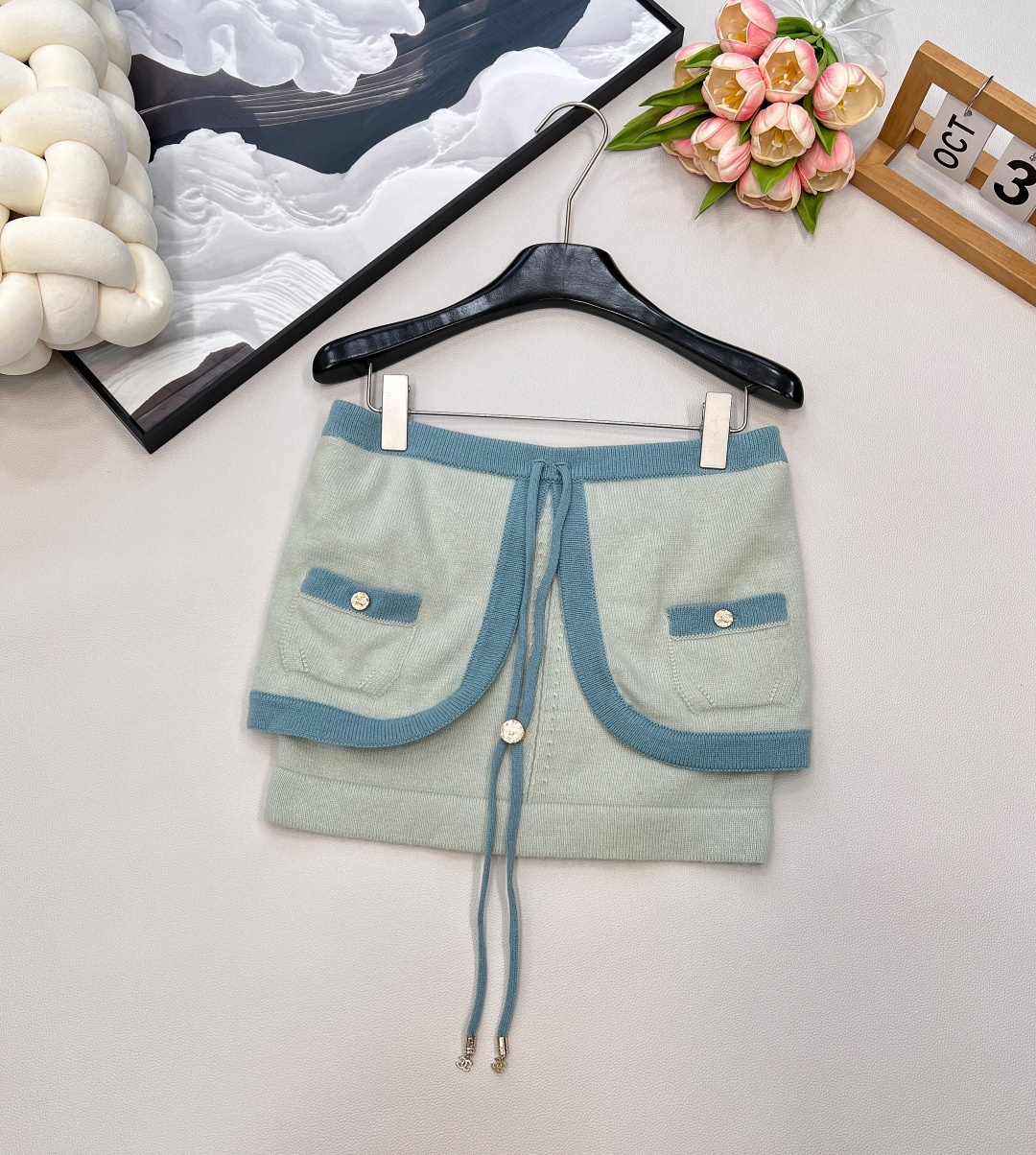 NO:438404,Chanel2025 new lace-up contrast knitted strap, customized YB cashmere yarn woven, high-quality texture, comfortable and soft, flat-mouthed knitted plaid cut, fine crochet texture, large body with contrasting thread edge, excellent temperament, lazy, chest rhinestone buckle lace-up bow decoration, easy to highlight the full-score texture, double C rhinestone buckle embellish the upper edge of the pocket, exquisite and stylish, suitable for layering and mixing items, can be temperamental and hot, fashionable and casual, customized surface accessories, equipped with dust bag, complete three standards, four colors, size sml woven, chanel, alexander wang19860909Chanel2025新款系带撞色针织抹胸,定制YB羊绒纱线织造 质感高级 舒适柔软 平口针织开襟抹胸剪裁 通体细密钩针肌理纹 大身配合通体撞色螺纹包边 气质优慵懒 胸前水钻扣系带蝴蝶结装点 轻松突出满分细节质感 双C水钻扣点缀口袋上缘 精致有格调 适合叠穿混搭的单品 可气质可热辣 穿搭时髦休闲 定制面辅料 ,配防尘袋,三标齐全,四色出 尺码sml 编,,chanel,alexander wang,Women's clothing