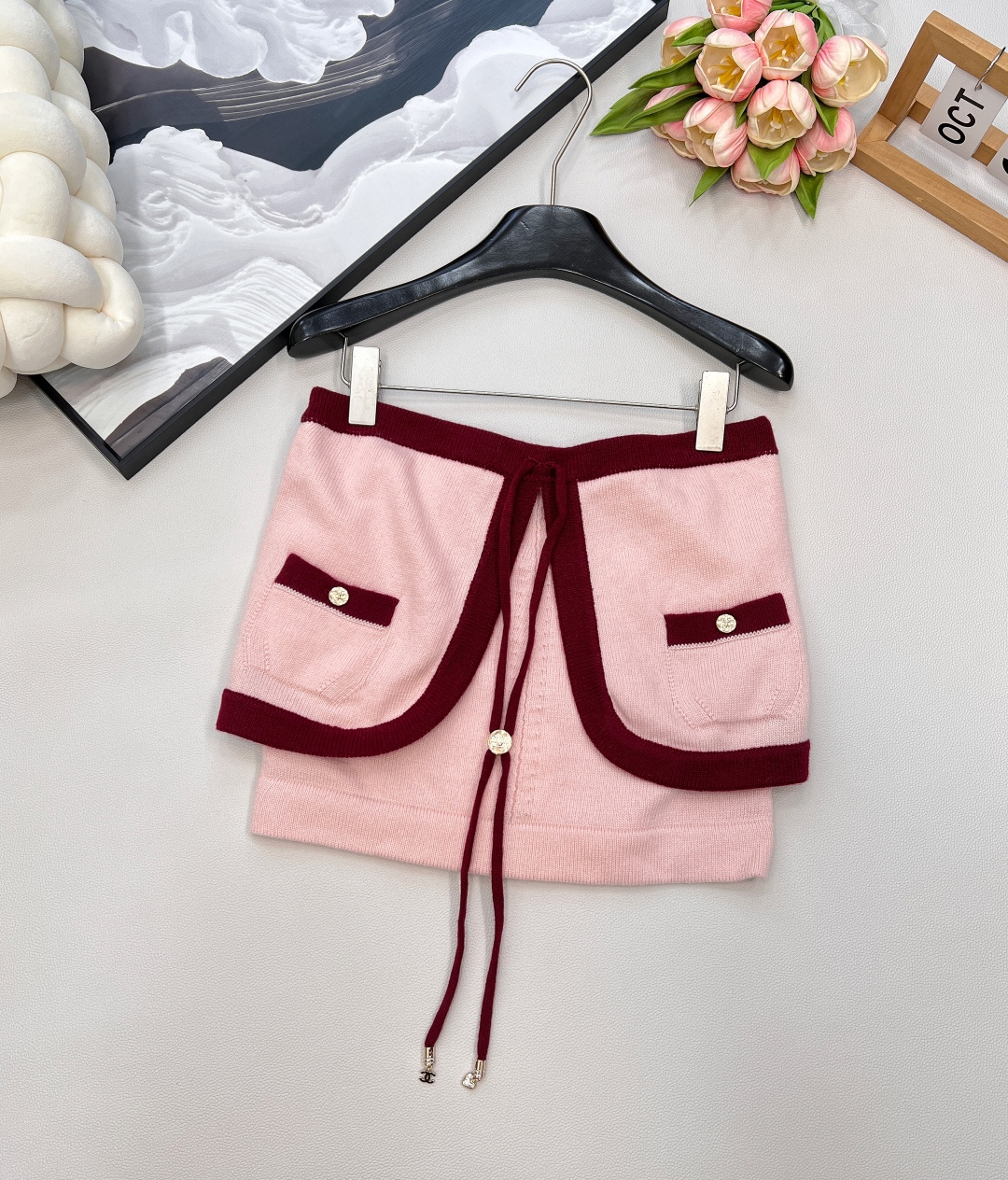 NO:438355,Chanel2025 new lace-up contrast knitted strap, custom YB cashmere yarn woven, high-quality texture, comfortable and soft, flat-mouthed knitted plaid cut, fine crochet texture, large body with contrasting thread edge, excellent temperament, lazy, chest rhinestone buckle lace-up bow decoration, easy to highlight the full-score texture, double C rhinestone buckle embellish the upper edge of the pocket, exquisite and stylish, suitable for layering and mixing items, can be temperamental and hot, fashionable and casual, customized surface accessories, equipped with dust bag, complete three standards, four colors, size sml code, chanel, alexander wang19860909Chanel2025新款系带撞色针织抹胸,定制YB羊绒纱线织造 质感高级 舒适柔软 平口针织开襟抹胸剪裁 通体细密钩针肌理纹 大身配合通体撞色螺纹包边 气质优慵懒 胸前水钻扣系带蝴蝶结装点 轻松突出满分细节质感 双C水钻扣点缀口袋上缘 精致有格调 适合叠穿混搭的单品 可气质可热辣 穿搭时髦休闲 定制面辅料 ,配防尘袋,三标齐全,四色出 尺码sml 编码,,chanel,alexander wang,Women's clothing