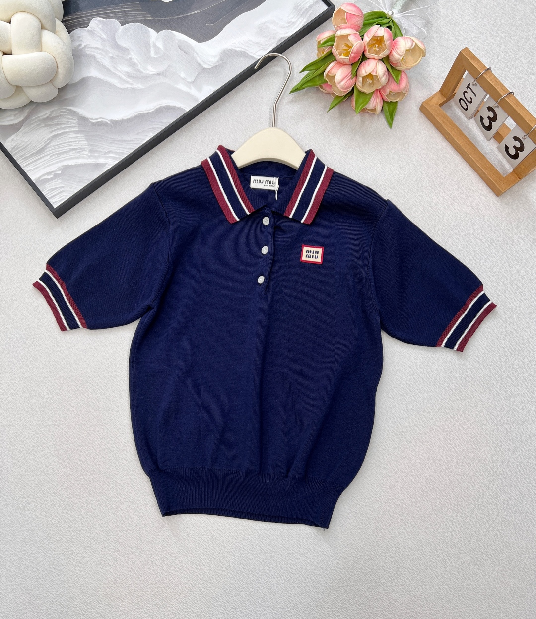 NO:438364,Miumiu Academy style navy blue suit skirt knitted Polo shirt pleated knitted skirt. This set of navy blue college style dress directly fills the youthful feeling. Classic Polo collar + contrasting stripes, the hidden blue main tune has a high-end feeling, letter badge embellishment, and the college atmosphere is hard to grasp. The knitted fabric is soft and glutinous, skin-friendly, and it is just right to wear in early spring~ the top short-sleeved design is refreshing and neat, and the pleated skirt is a whole youthful and playful, and one set is very worry-free when going out, and it instantly becomes the sense of the heroine of the campus drama. If you want to replicate the sense of youthful atmosphere, this set is closed!  Three-standard large-scale products, size sml top code, skirt code,,miumiu, skirts, T-shirt, alexander wang19860909miumiu学院风藏蓝色套装裙针织Polo衫百褶针织半裙,这套藏蓝色学院风套装裙,直接把青春感拉满 经典Polo领+撞色条纹,藏蓝主调自带高级感,字母徽章点缀,学院氛围狠狠拿捏 针织面料软糯亲肤,早春穿刚好～上衣短袖设计清爽利落,百褶裙一整个青春俏皮,一套搭好出门超省心,秒变校园剧女主既视感 想复刻青春氛围感,这套闭眼入！三标齐全大货出 尺码sml 上衣编码 半裙编码,,miumiu,skirts,T-shirt,alexander wang,Women's clothing