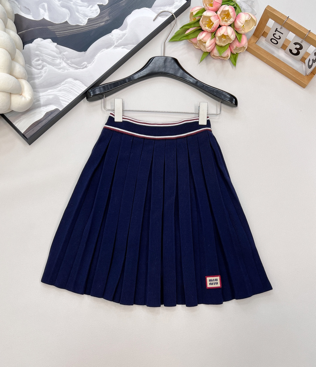 NO:438370,Miumiu Academy style navy blue suit skirt knitted Polo shirt pleated knitted skirt. This set of navy blue college style dress directly fills the youthful feeling. Classic Polo collar + contrasting stripes, the hidden blue main tune has a high-end feeling, letter badge embellishment, and the college atmosphere is hard to grasp. The knitted fabric is soft and glutinous, skin-friendly, and it is just right to wear in early spring~ the short-sleeved top design is refreshing and neat, and the pleated skirt is a whole youthful and playful, and one set is very worry-free when going out, and it instantly becomes the sense of the heroine of the campus drama. If you want to replicate the sense of youthful atmosphere, this set is closed!  Three-standard large-scale products, size sml skirt braid, miumiu, skirts, T-shirt, alexander wang19860909miumiu学院风藏蓝色套装裙针织Polo衫百褶针织半裙,这套藏蓝色学院风套装裙,直接把青春感拉满 经典Polo领+撞色条纹,藏蓝主调自带高级感,字母徽章点缀,学院氛围狠狠拿捏 针织面料软糯亲肤,早春穿刚好～上衣短袖设计清爽利落,百褶裙一整个青春俏皮,一套搭好出门超省心,秒变校园剧女主既视感 想复刻青春氛围感,这套闭眼入！三标齐全大货出 尺码sml 半裙编,,miumiu,skirts,T-shirt,alexander wang,Women's clothing