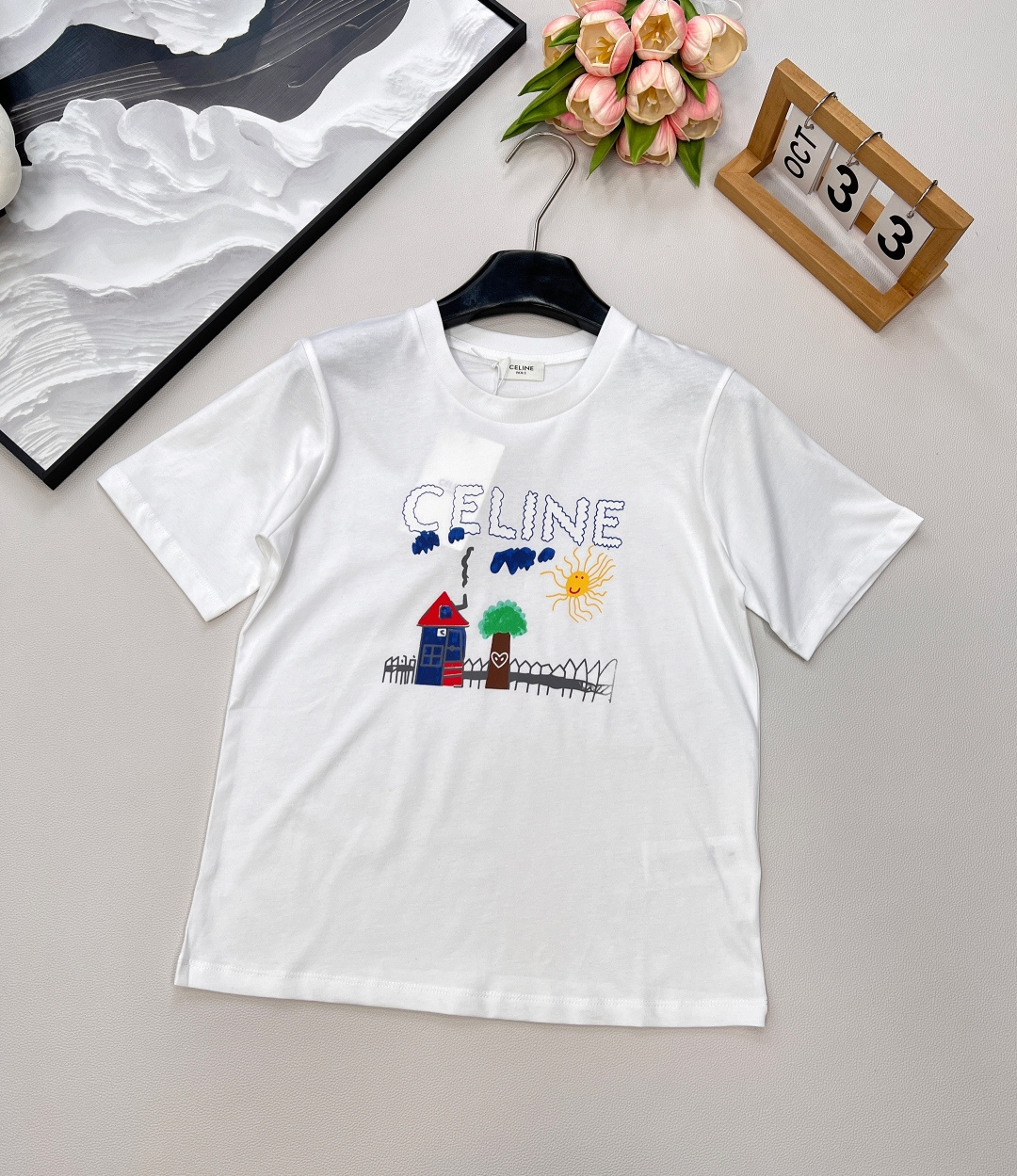 NO:438382,Celine25Ss Spring and Summer New Children's Fun Graffiti Printed Round Neck Short-Sleeve T-shirt丨Full Fun, Breaking the monotonym, the whole body is a girl who reduces age!  Walking on the street is full of attention!  The youthful and energetic feel is slightly loose and not picky about the figure at all!  It is inclusive and covers the flesh and makes you look thin!  Both appearance and comfort!  The rate of returning to the street is 100% Heavy industrial washing pure cotton fabric, with a super comfortable texture!  Close your eyes and rush!  Four colors are complete!  Large-scale size sml, celine, T-shirt,tees, t-shirt,alexander wang19860909Celine25Ss春夏新款童趣涂鸦印花圆领短袖T恤丨趣味满满 打破单调感 一整个上身就是减龄少女！走在街上吸睛度满分！青春又活力的感觉微宽松版型完全不挑身材！包容性好遮肉显瘦！颜值与舒适兼具！穿出街回头率百分百重工洗水纯棉面料 质感超级舒适！都给我闭眼冲！四色出三齐全！大货出 尺码sml 编,,celine,T-shirt,tees，t-shirt,alexander wang,Women's clothing