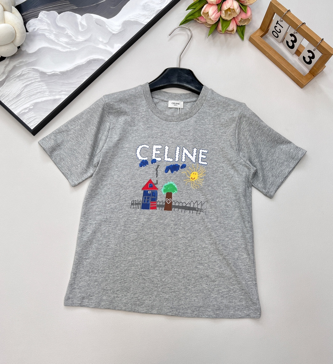 NO:438399,Celine25Ss Spring and Summer New Children's Fun Graffiti Printed Round Neck Short-Sleeve T-shirt丨Full Fun, Breaking the monotonym, the whole body is a girl who reduces age!  Walking on the street is full of attention!  The youthful and energetic feel is slightly loose and not picky about the figure at all!  It is inclusive and covers the flesh and makes you look thin!  Both appearance and comfort!  The rate of returning to the street is 100% Heavy industrial washing pure cotton fabric, with a super comfortable texture!  Close your eyes and rush!  Four colors are complete!  Large-scale size sml code, celine, T-shirt,tees, t-shirt,alexander wang19860909Celine25Ss春夏新款童趣涂鸦印花圆领短袖T恤丨趣味满满 打破单调感 一整个上身就是减龄少女！走在街上吸睛度满分！青春又活力的感觉微宽松版型完全不挑身材！包容性好遮肉显瘦！颜值与舒适兼具！穿出街回头率百分百重工洗水纯棉面料 质感超级舒适！都给我闭眼冲！四色出三齐全！大货出 尺码sml 编码,,celine,T-shirt,tees，t-shirt,alexander wang,Women's clothing