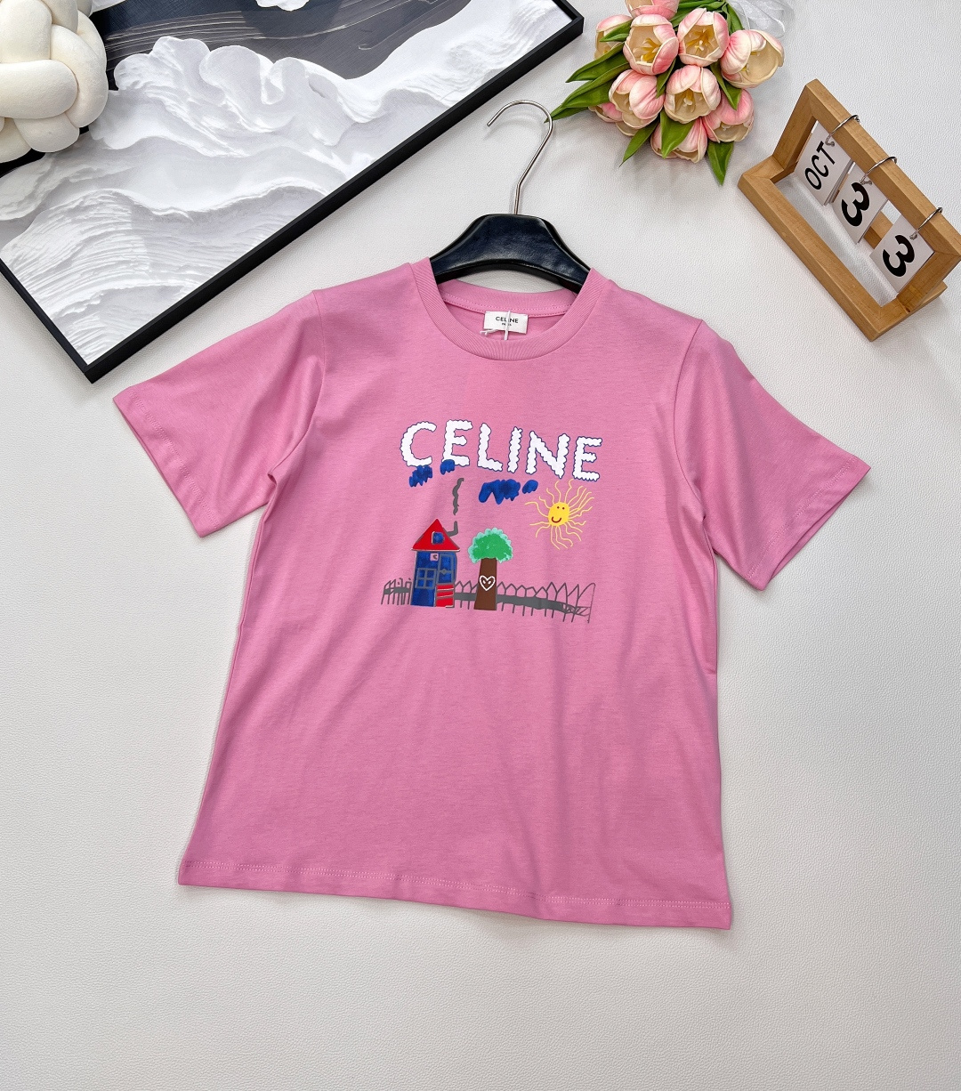 NO:438409,Celine25Ss Spring and Summer New Children's Fun Graffiti Printed Round Neck Short-Sleeve T-shirt丨Full Fun, Breaking the monotonym, the whole body is a girl who reduces age!  Walking on the street is full of attention!  The youthful and energetic feel is slightly loose and not picky about the figure at all!  It is inclusive and covers the flesh and makes you look thin!  Both appearance and comfort!  The rate of returning to the street is 100% Heavy industrial washing pure cotton fabric, with a super comfortable texture!  Close your eyes and rush!  Four colors are complete!  Large-scale size sml code, celine, T-shirt,tees, t-shirt,alexander wang19860909Celine25Ss春夏新款童趣涂鸦印花圆领短袖T恤丨趣味满满 打破单调感 一整个上身就是减龄少女！走在街上吸睛度满分！青春又活力的感觉微宽松版型完全不挑身材！包容性好遮肉显瘦！颜值与舒适兼具！穿出街回头率百分百重工洗水纯棉面料 质感超级舒适！都给我闭眼冲！四色出三齐全！大货出 尺码sml 编码,,celine,T-shirt,tees，t-shirt,alexander wang,Women's clothing
