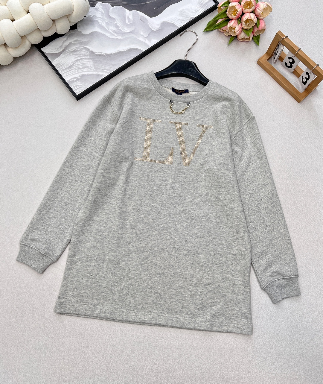 NO:438419,Louis Vuitton25Fw early autumn new letter ironing chain long sweatshirt丨Exclusive high-end production!  Long pullover sweatshirt cut, tops and skirts, highlight the brand style, made of gram-weight pure cotton, slightly elastic, presenting a slimming visual effect, chest ironing process, restoring the brand letter logo, and the necklace-like engraved logo chain highlights, highlighting high-end style, and it is fashionable no matter how you wear it, and the three standards are complete!  Large-scale size sml code, louis vuitton, hoodie, sweatshirts, skirts, necklace, alexander wang19860909Louis Vuitton25Fw早秋新款字母烫钻链条长款卫衣丨独家高版出品！长款套头卫衣裁剪 可上衣可裙子 凸显品牌格调 采用克重纯棉制成 略带有弹力 呈现显瘦视觉效果 胸前烫钻工艺 还原品牌字母徽标 配合领口处项链般印刻徽标链条亮点突出 彰显高级格调 怎么穿都出彩时髦 ,三标齐全！大货出 尺码sml 编码,,louis vuitton,hoodie,sweatshirts,skirts,necklace,alexander wang,Women's clothing
