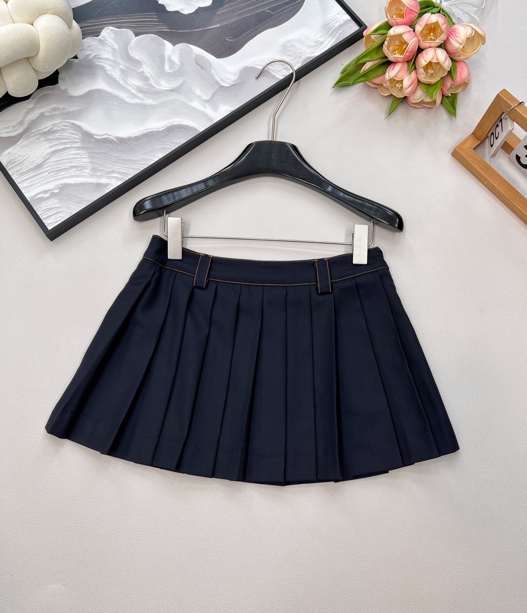 NO:438431,Miumiu25Ss spring and summer new military blue college style girl pleated short skirt丨Exclusive yb development!  High-end production!  The imported twill worsted fabric has a great texture!  Retro college-style literary girls must-have items!  Positioning patch embroidered letters, the upper body looks huge and slim!  It is sweet or salty and has a versatile temperament that is not picky!  Workmanship quality depends on details, three standards are complete, large-scale products are produced SML, Miumiu, skirts, alexander wang19860909Miumiu25Ss春夏新款汔军蓝学院风少女压褶短半裙丨独家yb开发！高版出品！进口斜纹精纺面料质感超赞！复古学院风文艺少女必入单品！定位贴布刺绣字母,版型上身巨显瘦！可甜可盐气质百搭不挑人！做工品质看细节,三标齐全,大货出 尺码sml 编,,miumiu,skirts,alexander wang,Women's clothing