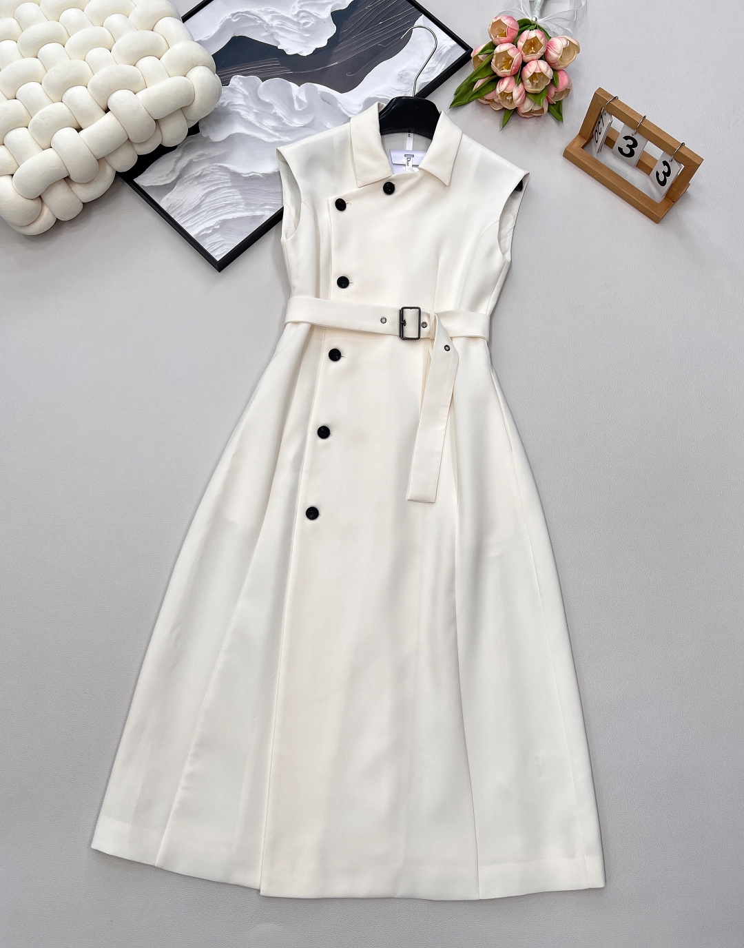 NO:738858,dior2025 new suit-style sleeveless dress, the perfect fusion of elegance and sophistication!  The classic Dior gene is injected into a new design. The 2025 new side-breasted suit sleeveless dress is based on crisp suit fabrics and neat tailoring to outline a graceful figure. The sleeveless design is suitable for all seasons. When commuting in the workplace, it has a neat aura and a sense of professionalism; for daily travel, the flexible skirt adds a bit of relaxation and elegance.  The side-breasted buttons break the conventional monotony, and the classic black and white color scheme is a concrete representation of Dior's exquisite style. Wearing it will reshape the fashion focus of your wardrobe with one click, so that every appearance will bring the dazzling light of high fashion. Two colors, three complete standards!  Size smlXL,,dior,dior,skirts,business suit,19860909dior2025新款西装式无袖连衣裙,优雅与干练的完美融合！经典迪奥基因注入全新设计,2025 新款侧边排扣西装无袖连衣裙,以挺括西装面料为骨,利落剪裁勾勒曼妙身形 . 无袖设计适配四季场景,职场通勤时,利落气场自带专业感；日常出行,又因裙型灵动添几分松弛优雅. 侧边排扣打破常规单调,经典黑白配色,是迪奥式精致格调的具象呈现,穿上它,一键重塑衣橱时尚焦点,让每一次亮相,都自带高级时装的耀眼光芒两色出,三标齐全！ 尺码smlXL 编,,dior,dior,skirts,business suit,,Women's clothing