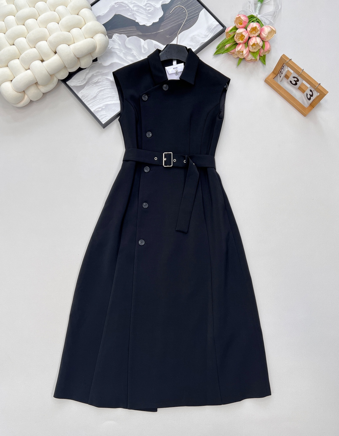 NO:438445,Dior2025 new suit sleeveless dress, a perfect blend of elegance and ability!  Classic Dior Gene injected with a new design. The 2025 new side-breasted suit sleeveless dress uses a crisp suit fabric as the bone, and neatly tailored outlines the graceful figure. The sleeveless design is suitable for four seasons. When commuting in the workplace, the neat aura is professional. When traveling in daily life, it adds a bit of slack and elegant due to the agility of the skirt. The side-breasted button breaks the conventional monotony, and the classic black and white color combination is a concrete presentation of the exquisite style of Dior. Wear it, one-click to reshape the wardrobe fashion focus, so that every time you appear, you will have the dazzling light of high-end fashion, and the three standards are complete!  Size smlXL code,,dior,dior,skirts,business suit,alexander wang19860909dior2025新款西装式无袖连衣裙,优雅与干练的完美融合！经典迪奥基因注入全新设计,2025 新款侧边排扣西装无袖连衣裙,以挺括西装面料为骨,利落剪裁勾勒曼妙身形 . 无袖设计适配四季场景,职场通勤时,利落气场自带专业感；日常出行,又因裙型灵动添几分松弛优雅. 侧边排扣打破常规单调,经典黑白配色,是迪奥式精致格调的具象呈现,穿上它,一键重塑衣橱时尚焦点,让每一次亮相,都自带高级时装的耀眼光芒两色出,三标齐全！ 尺码smlXL 编码,,dior,dior,skirts,business suit,alexander wang,Women's clothing