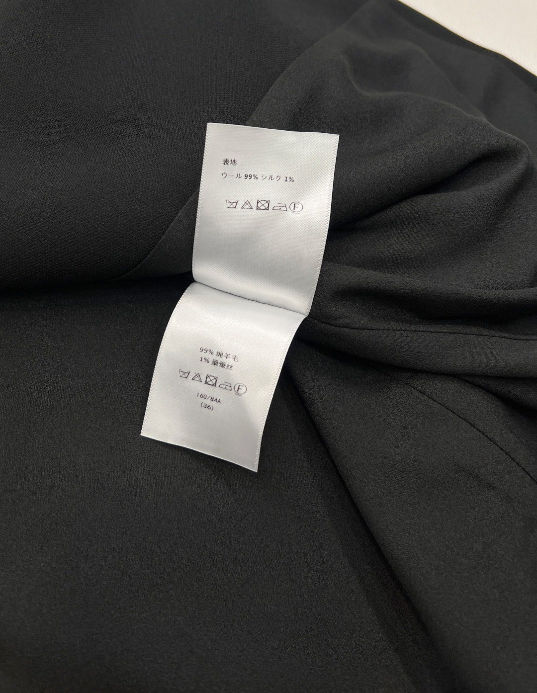 🆕dior新款西装式无袖连衣裙，优雅与干练的完美融合！经典迪奥基因注入全新设计， 新款侧边排扣西装无袖连