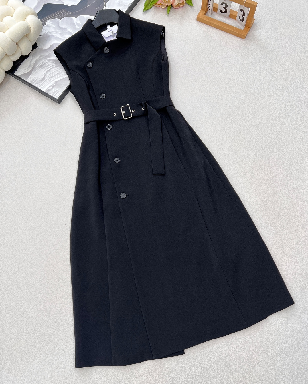 🆕dior新款西装式无袖连衣裙，优雅与干练的完美融合！经典迪奥基因注入全新设计， 新款侧边排扣西装无袖连