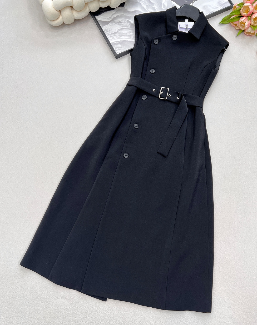 🆕dior新款西装式无袖连衣裙，优雅与干练的完美融合！经典迪奥基因注入全新设计， 新款侧边排扣西装无袖连