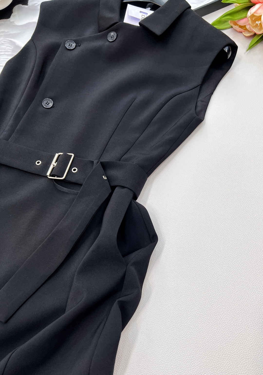 🆕dior新款西装式无袖连衣裙，优雅与干练的完美融合！经典迪奥基因注入全新设计， 新款侧边排扣西装无袖连