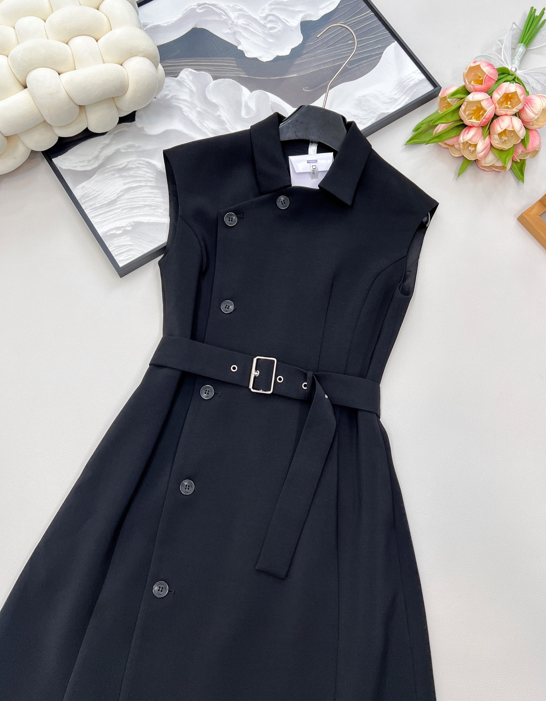 🆕dior新款西装式无袖连衣裙，优雅与干练的完美融合！经典迪奥基因注入全新设计， 新款侧边排扣西装无袖连