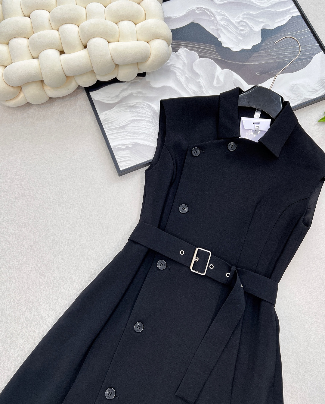 🆕dior新款西装式无袖连衣裙，优雅与干练的完美融合！经典迪奥基因注入全新设计， 新款侧边排扣西装无袖连