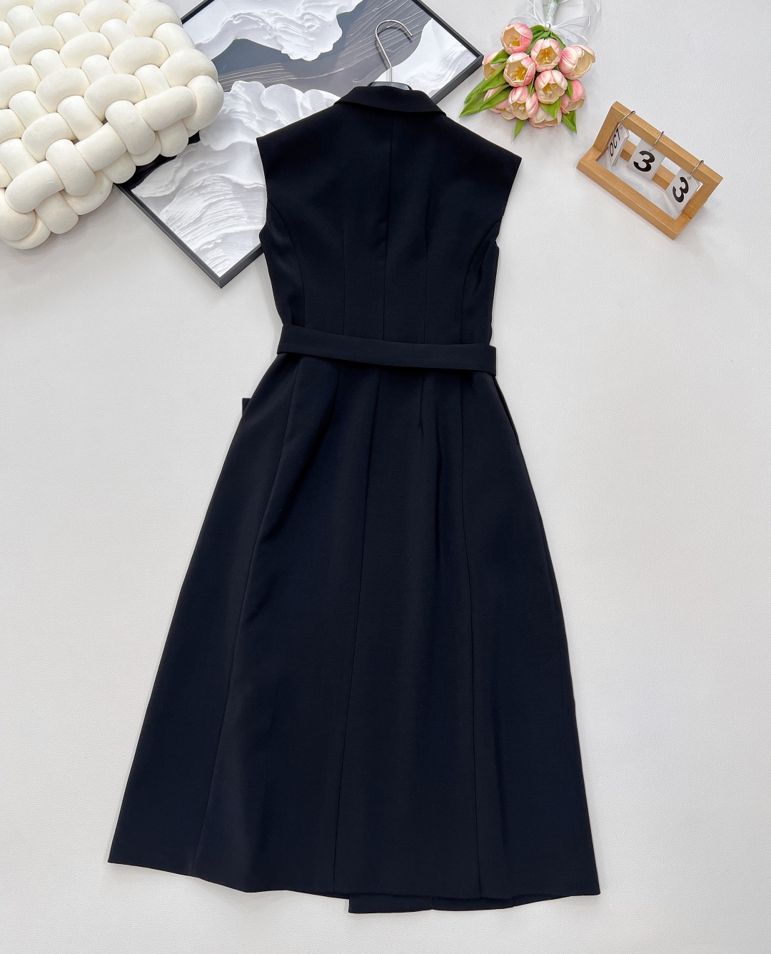 🆕dior新款西装式无袖连衣裙，优雅与干练的完美融合！经典迪奥基因注入全新设计， 新款侧边排扣西装无袖连