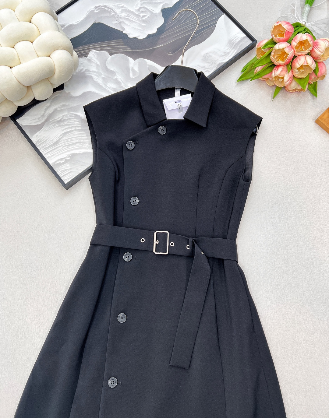 🆕dior新款西装式无袖连衣裙，优雅与干练的完美融合！经典迪奥基因注入全新设计， 新款侧边排扣西装无袖连