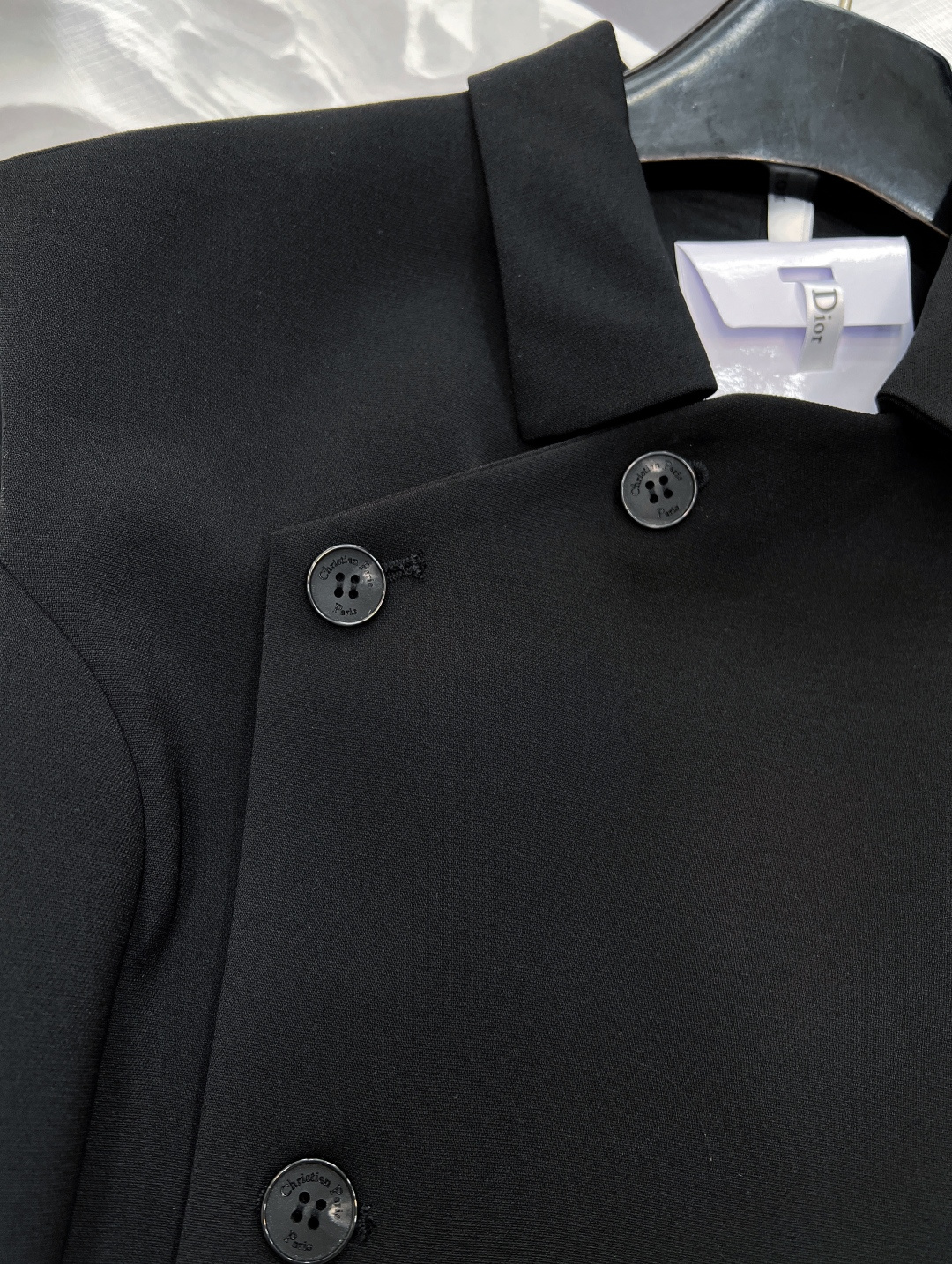 🆕dior新款西装式无袖连衣裙，优雅与干练的完美融合！经典迪奥基因注入全新设计， 新款侧边排扣西装无袖连