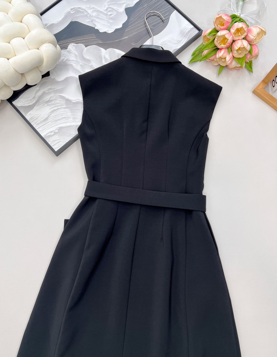 🆕dior新款西装式无袖连衣裙，优雅与干练的完美融合！经典迪奥基因注入全新设计， 新款侧边排扣西装无袖连