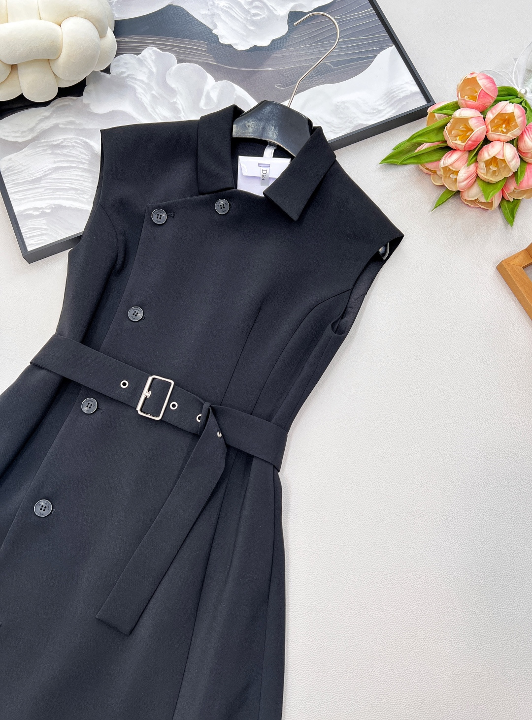 🆕dior新款西装式无袖连衣裙，优雅与干练的完美融合！经典迪奥基因注入全新设计， 新款侧边排扣西装无袖连