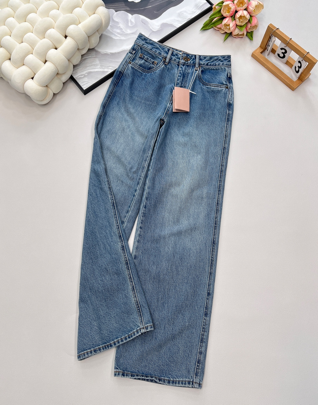 NO:438460,Miumiu's new rear contrasting color fake pocket straight-leg high-waist slimming jeans, exclusive high-end production!  It has a modern and retro feel, and it is full of tone for daily matching!  A daily and versatile item, straight-leg pants, not picky legs, you can wear any body shape!  Whoever wears it has thin straight and long legs!  The texture of the fabric is really amazing. The pants are just right, stretch the leg lines to create neat and long legs!  Huge slim, A and cool!  You can easily wear it with various tops in daily life to create a fashionable look!  It's really easy to wear and it's very popular!  Big recommendation!  Complete three standards, large-scale products, size smlxl code, miumiu, jeans, alexander wang19860909miumiu新款后撞色假口袋直筒高腰显瘦牛仔裤 独家高版出品！自带摩登复古感,日常搭配调性满满！日常又百搭的单品,直筒裤型不挑腿型 ,什么身材通通可以穿！谁穿谁是细直大长腿！面料质感真的绝了 恰好的裤长 拉伸腿部线条 营造利落大长腿！巨显瘦 又A又飒！日常搭配各种上衣都能轻松穿出时尚达人感！真的好穿到不行 而且出镜率很高！重磅推荐！三标齐全,大货出 尺码smlxl 编码,,miumiu,jeans,alexander wang,Women's clothing