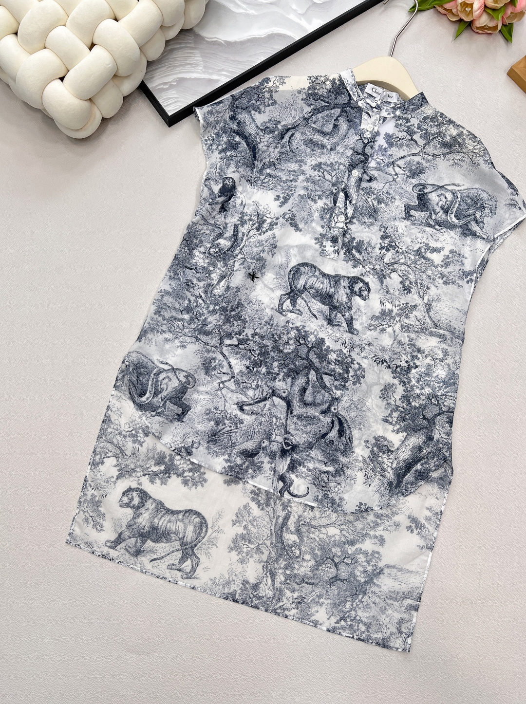 🆕DIOR新款丛林动物图案印花衬衣裙 ，是自然与时尚的完美邂逅。 落肩小飞袖设计，似蝴蝶轻落肩头，巧妙修