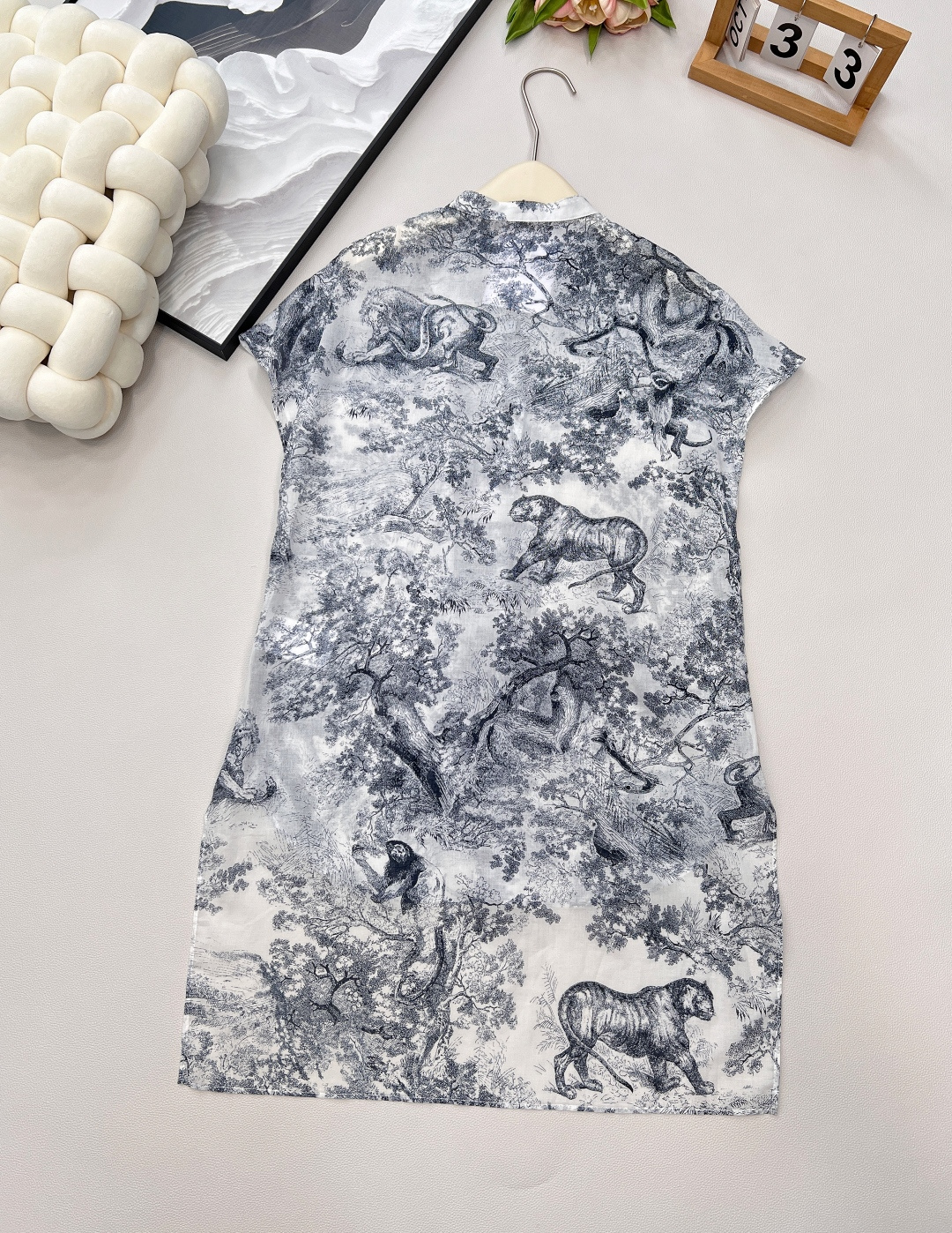 🆕DIOR新款丛林动物图案印花衬衣裙 ，是自然与时尚的完美邂逅。 落肩小飞袖设计，似蝴蝶轻落肩头，巧妙修