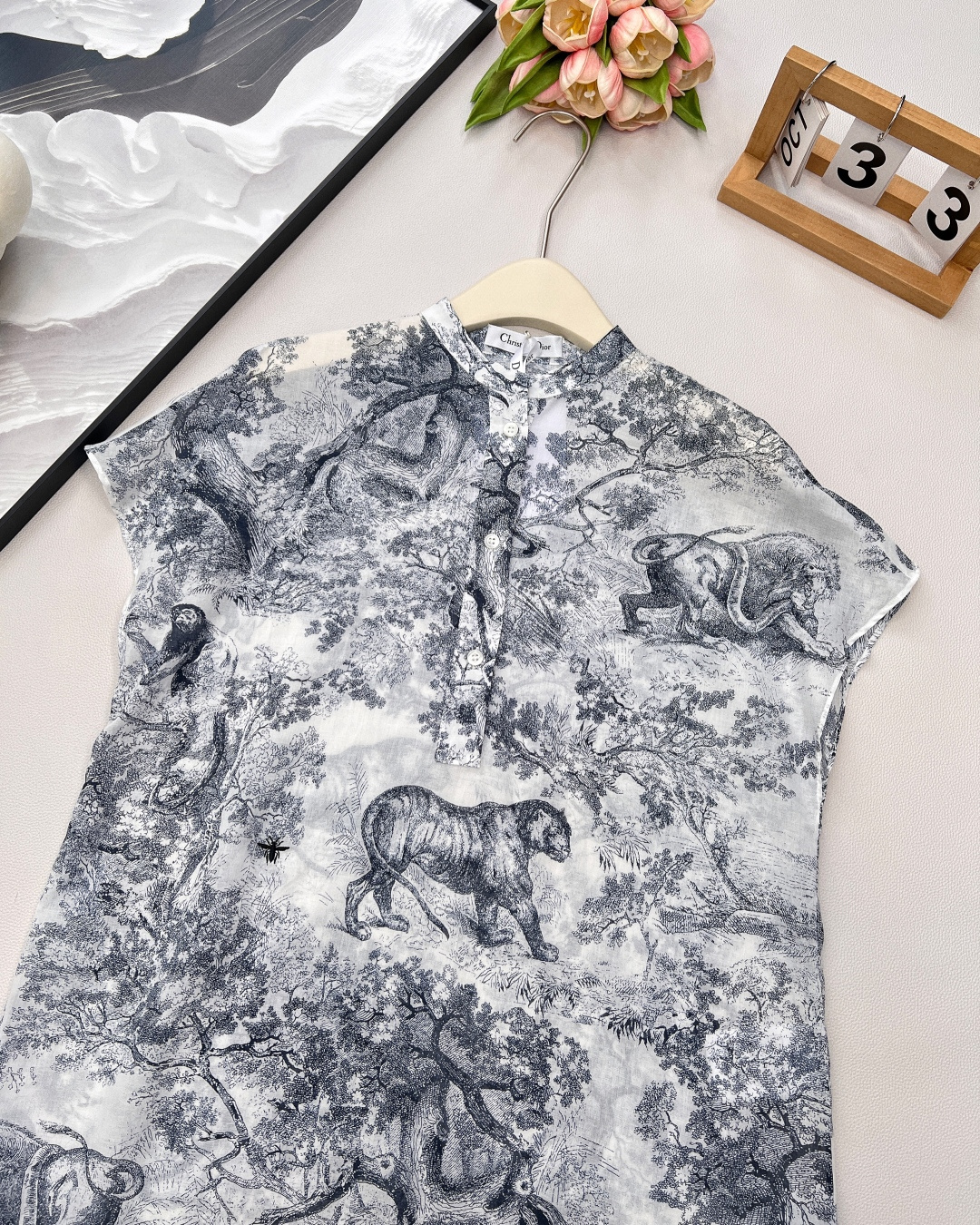 🆕DIOR新款丛林动物图案印花衬衣裙 ，是自然与时尚的完美邂逅。 落肩小飞袖设计，似蝴蝶轻落肩头，巧妙修