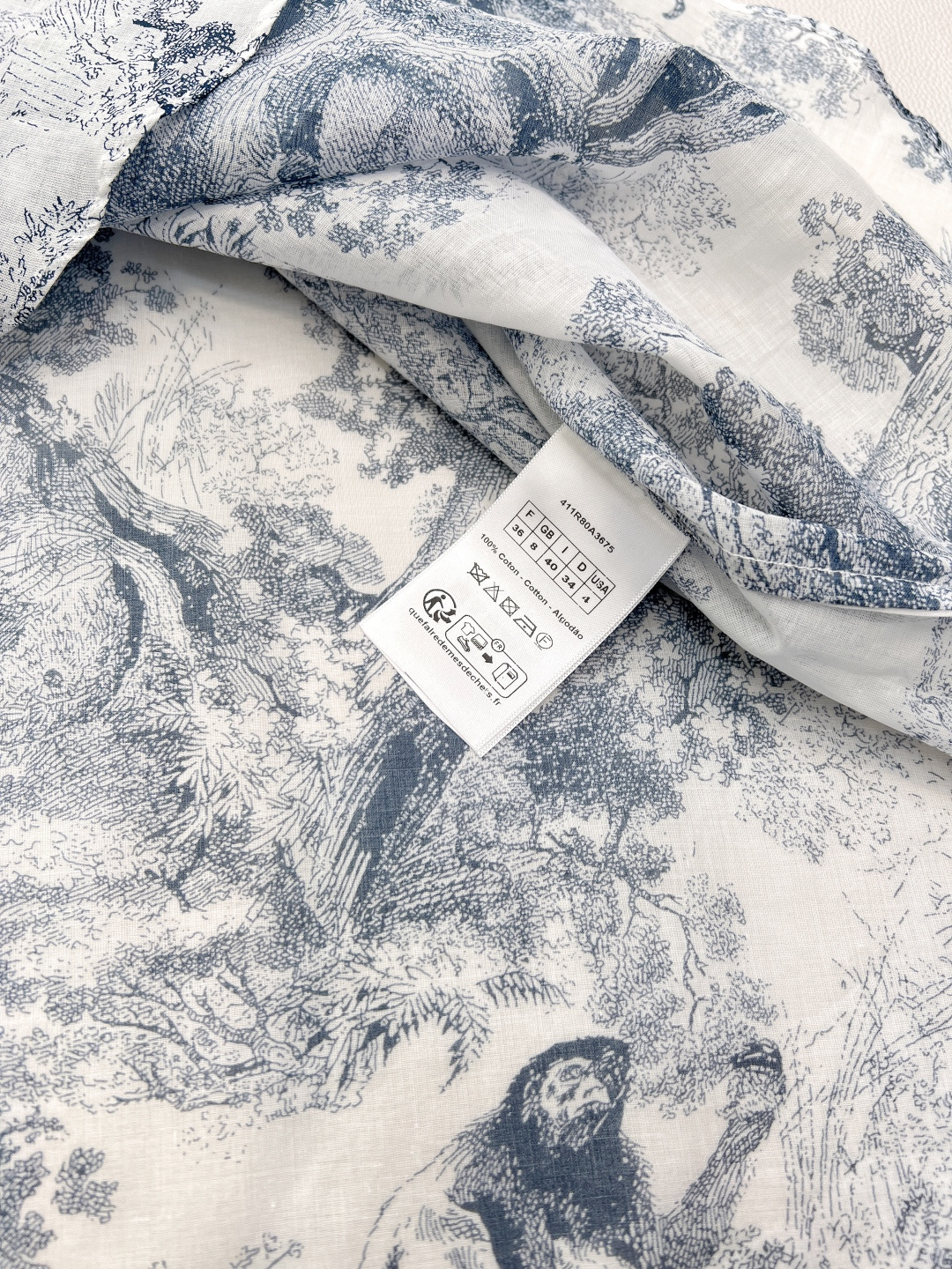 🆕DIOR新款丛林动物图案印花衬衣裙 ，是自然与时尚的完美邂逅。 落肩小飞袖设计，似蝴蝶轻落肩头，巧妙修