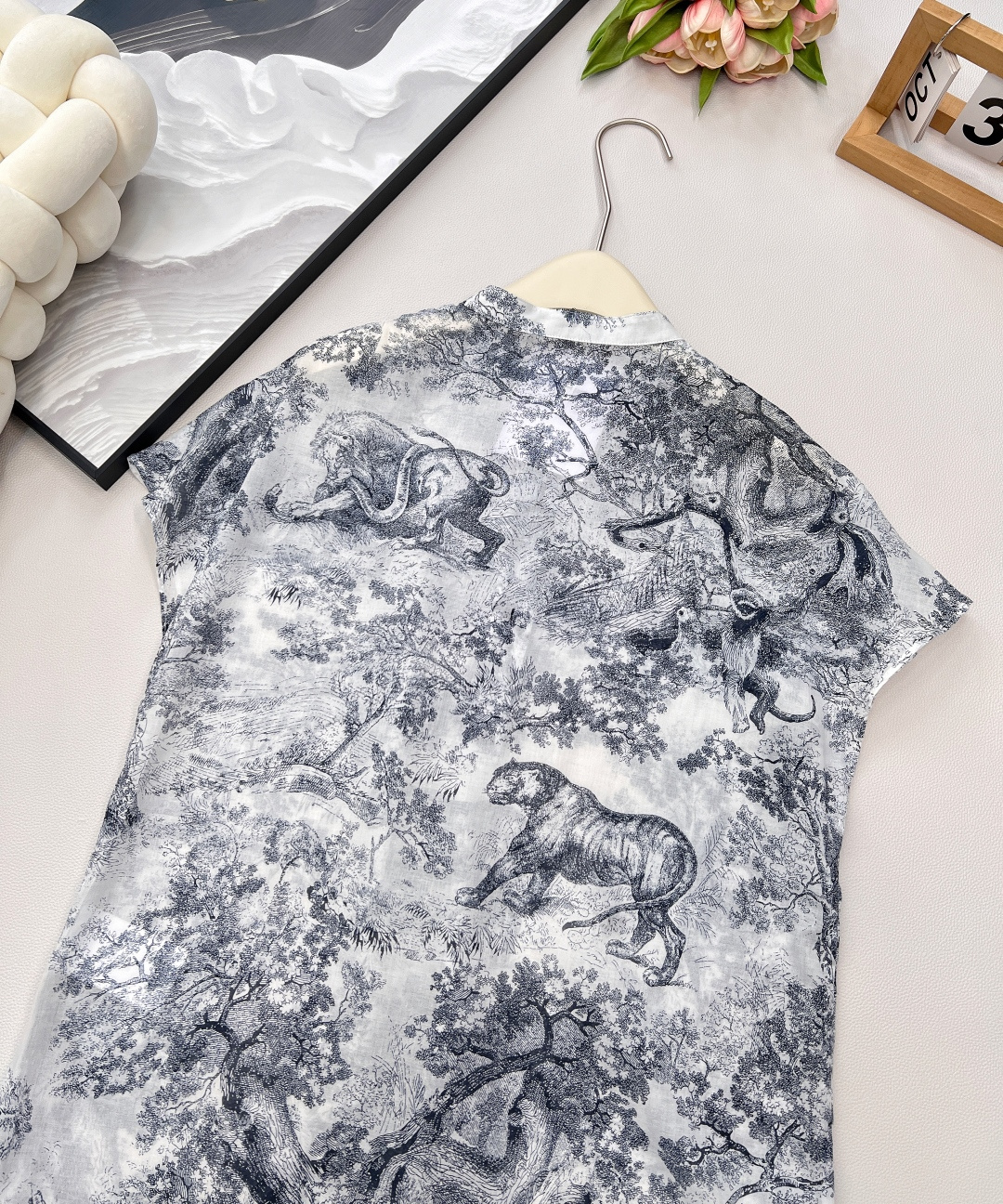 🆕DIOR新款丛林动物图案印花衬衣裙 ，是自然与时尚的完美邂逅。 落肩小飞袖设计，似蝴蝶轻落肩头，巧妙修