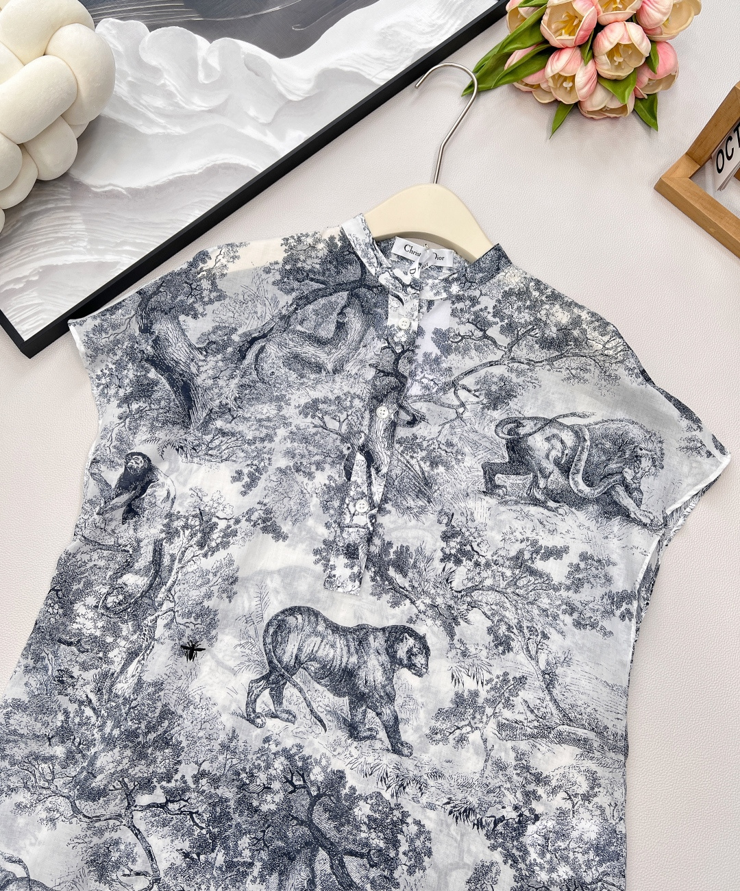 🆕DIOR新款丛林动物图案印花衬衣裙 ，是自然与时尚的完美邂逅。 落肩小飞袖设计，似蝴蝶轻落肩头，巧妙修