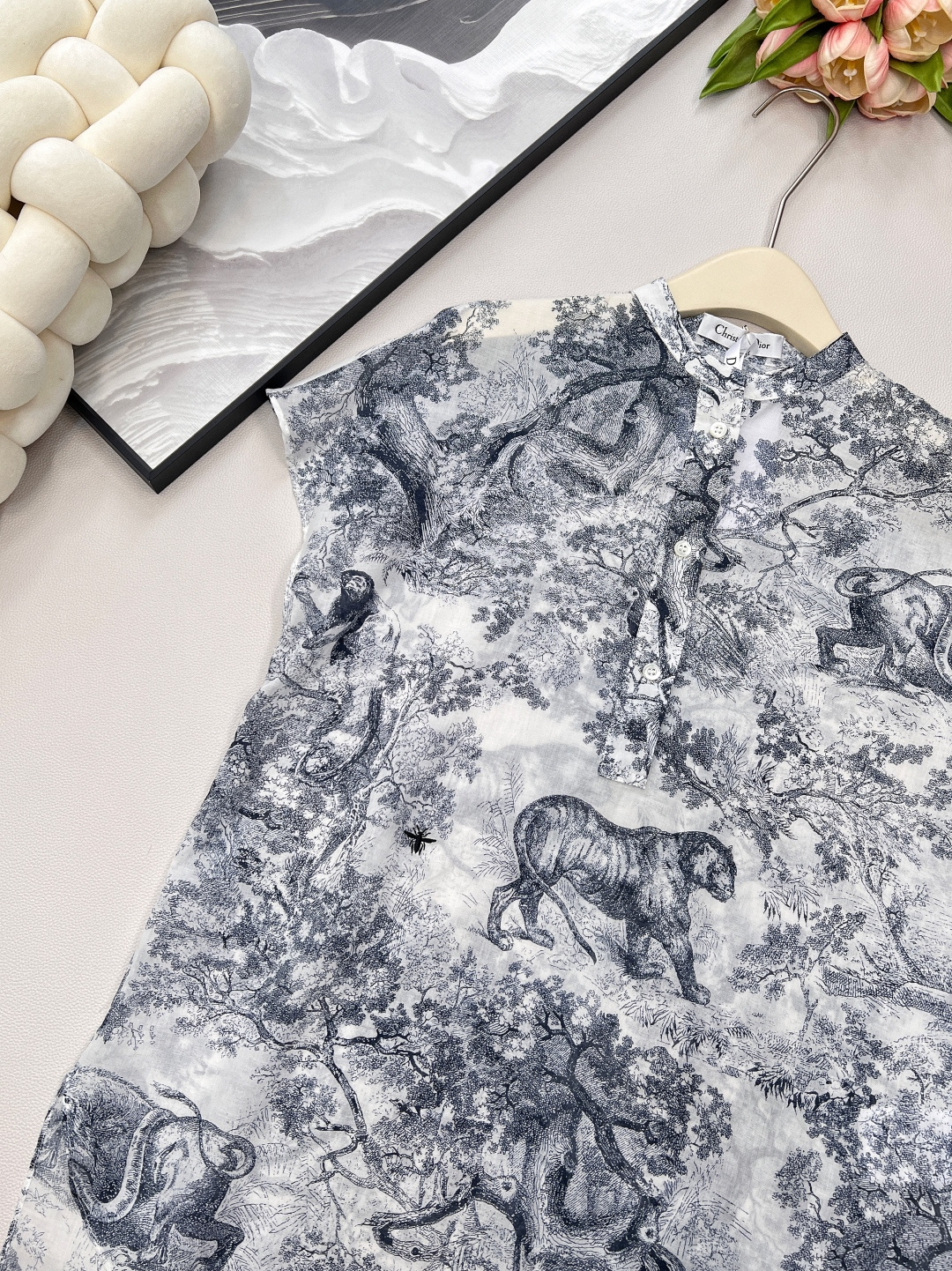 🆕DIOR新款丛林动物图案印花衬衣裙 ，是自然与时尚的完美邂逅。 落肩小飞袖设计，似蝴蝶轻落肩头，巧妙修