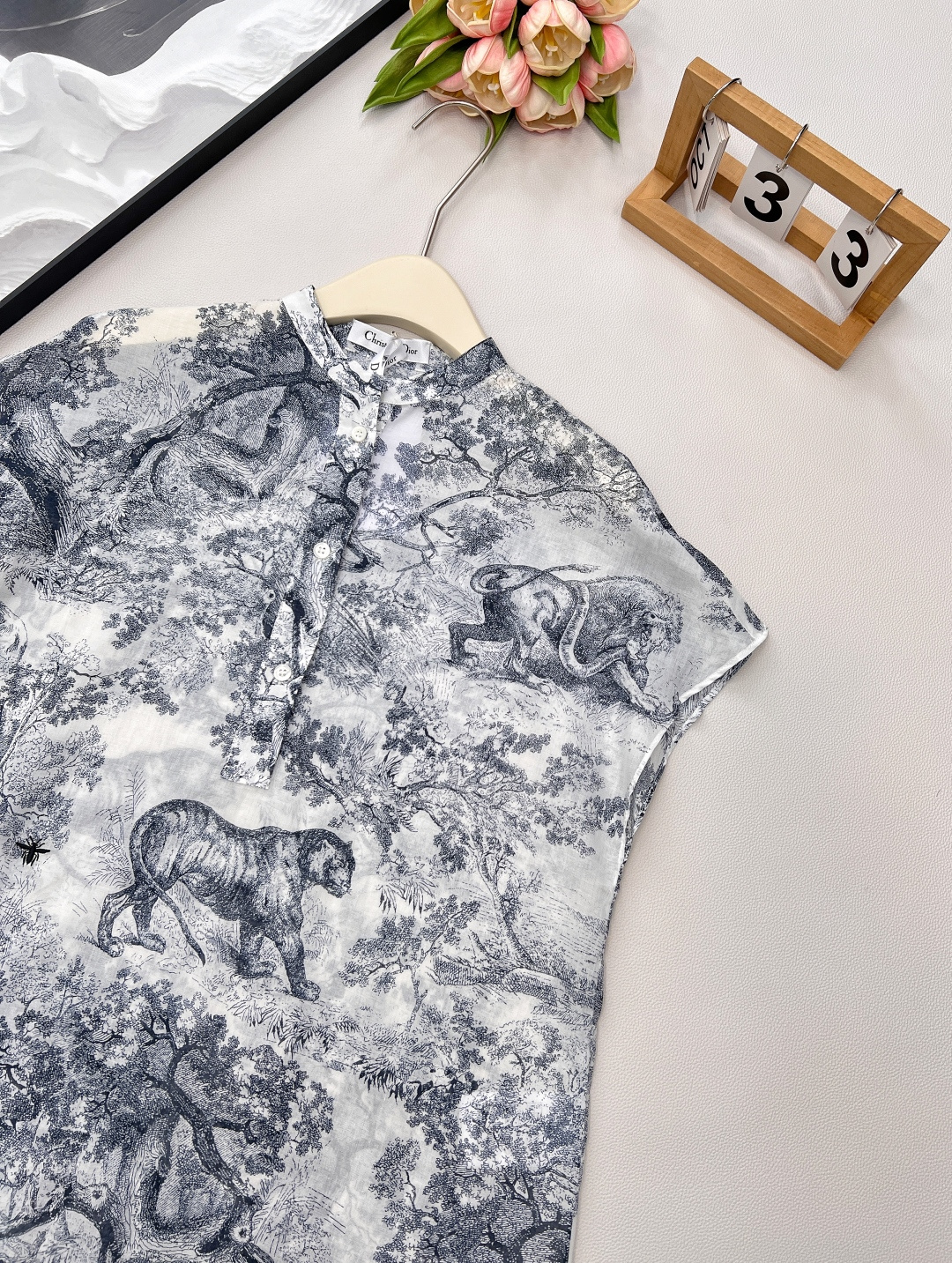 🆕DIOR新款丛林动物图案印花衬衣裙 ，是自然与时尚的完美邂逅。 落肩小飞袖设计，似蝴蝶轻落肩头，巧妙修