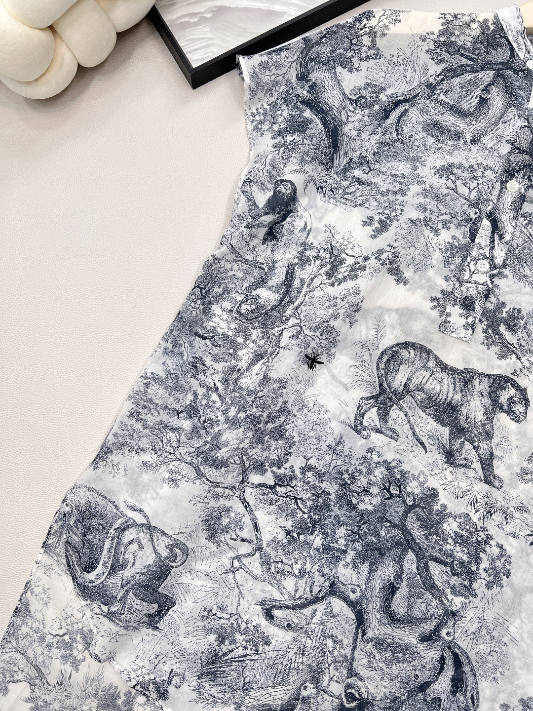 🆕DIOR新款丛林动物图案印花衬衣裙 ，是自然与时尚的完美邂逅。 落肩小飞袖设计，似蝴蝶轻落肩头，巧妙修