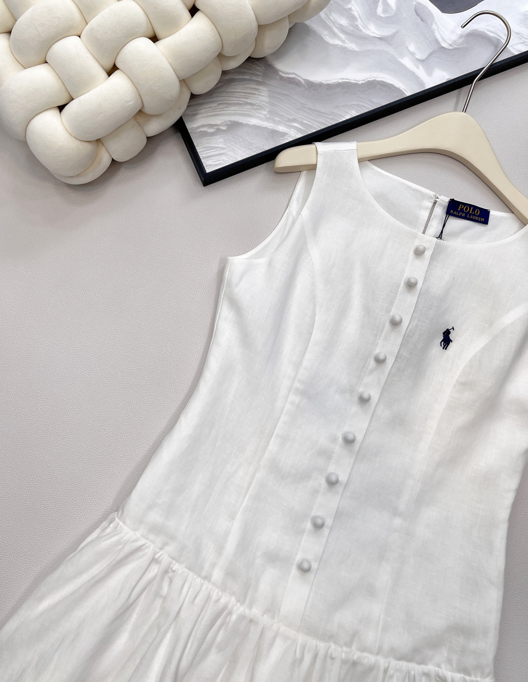 🆕Ralph Lauren新款战马刺绣无袖连衣裙，宛如一件行走的艺术品，于无声处彰显非凡品味。 甄选上乘