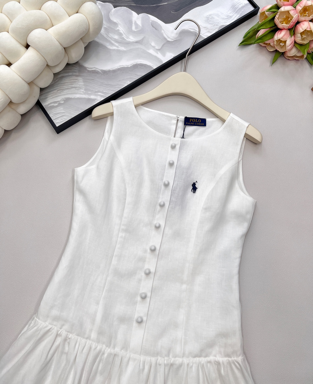 🆕Ralph Lauren新款战马刺绣无袖连衣裙，宛如一件行走的艺术品，于无声处彰显非凡品味。 甄选上乘