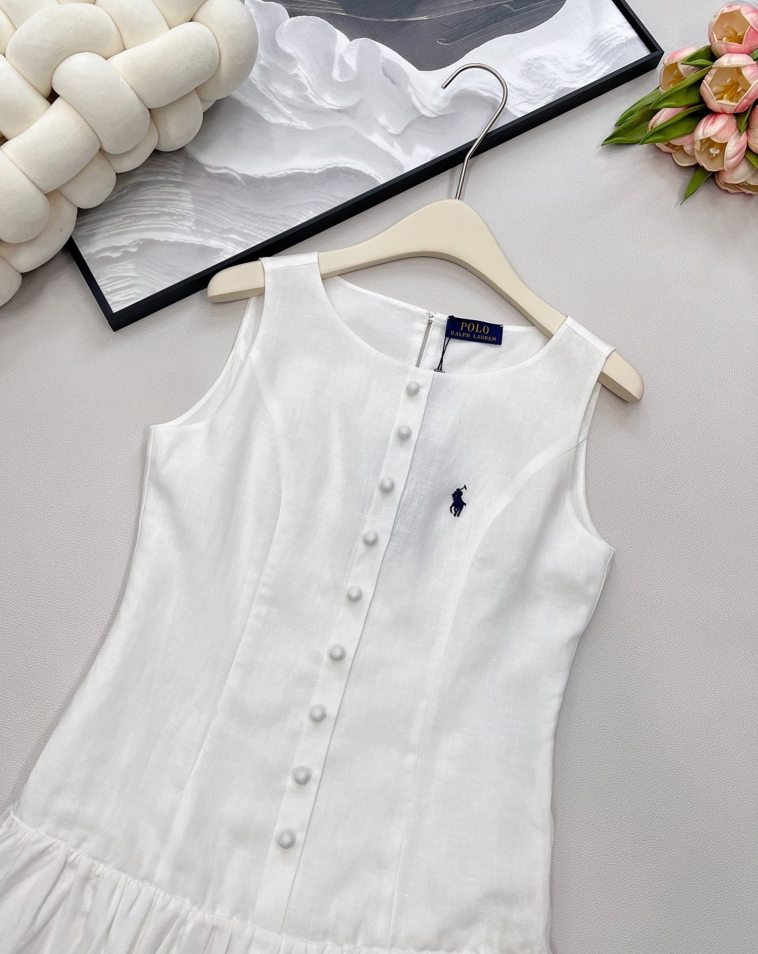 🆕Ralph Lauren新款战马刺绣无袖连衣裙，宛如一件行走的艺术品，于无声处彰显非凡品味。 甄选上乘