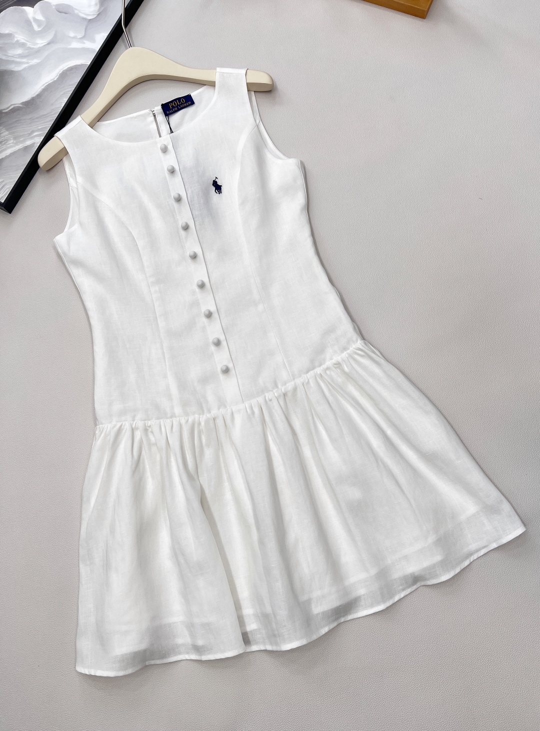 🆕Ralph Lauren新款战马刺绣无袖连衣裙，宛如一件行走的艺术品，于无声处彰显非凡品味。 甄选上乘