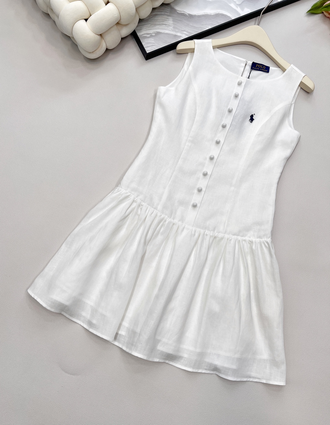 🆕Ralph Lauren新款战马刺绣无袖连衣裙，宛如一件行走的艺术品，于无声处彰显非凡品味。 甄选上乘