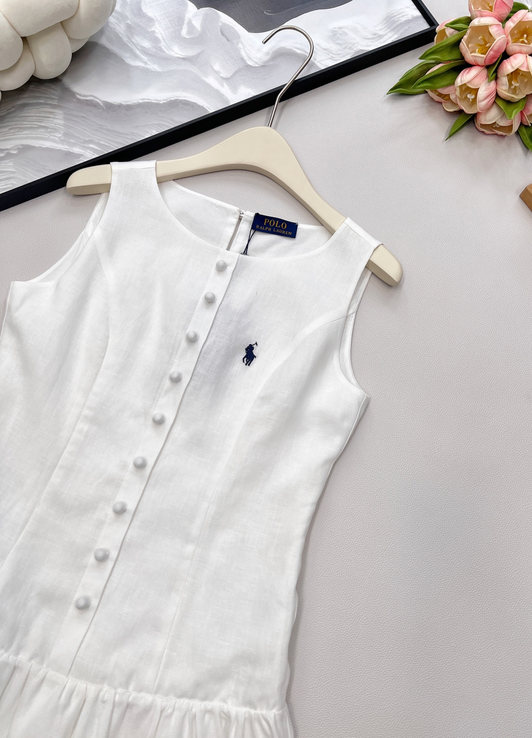 🆕Ralph Lauren新款战马刺绣无袖连衣裙，宛如一件行走的艺术品，于无声处彰显非凡品味。 甄选上乘