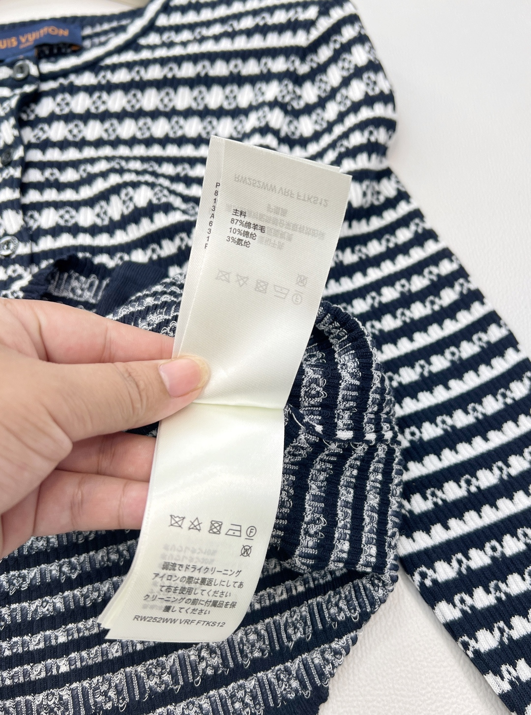 🆕Louis Vuitton2025新款老花钩花短款针织开衫定制纱线织造 质感高级舒适 短款修身针织开衫