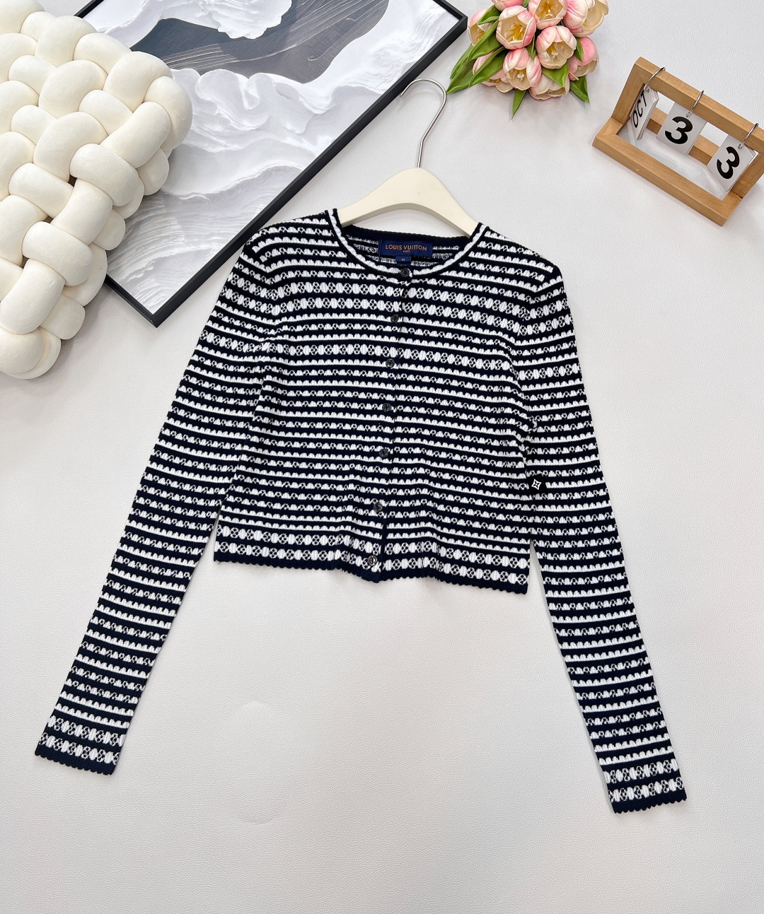 NO:438448,Louis Vuitton 2025 new old-fashioned crochet short knit cardigan custom yarn woven texture high-quality comfortable short slim knit cardigan tailoring two sleeves and hem decorate wavy lace shapes Matched with multi-patterned striped patterns to highlight the brand personality High-end outfit, inclusive and slim design, neckline edging thread, make simple styles look exquisite and individual, wear slack and tone, customize the latest four-leaf clover logo on the waist, distinguish market version, light luxury and fashionable outfit, single layering, first choice for fashion outfits, custom face accessories, complete three standards, large-scale products Size sml code,,louis vuitton,alexander wang19860909Louis Vuitton2025新款老花钩花短款针织开衫 定制纱线织造 质感高级舒适 短款修身针织开衫剪裁 两袖和衣摆装点波浪花边造型 搭配通体相间多纹路条纹图案 彰显品牌个性 凸显穿搭高级感 包容显瘦设计 领口包边螺纹 让简单款式穿出精致个性 穿搭尽显松弛调性 腰侧定制最新四叶草徽标 区别市场版本 穿搭轻奢时髦 单穿叠穿均可 四季时尚穿搭首选 定制面辅料,三标齐全,大货出 尺码sml 编码,,louis vuitton,alexander wang,Women's clothing