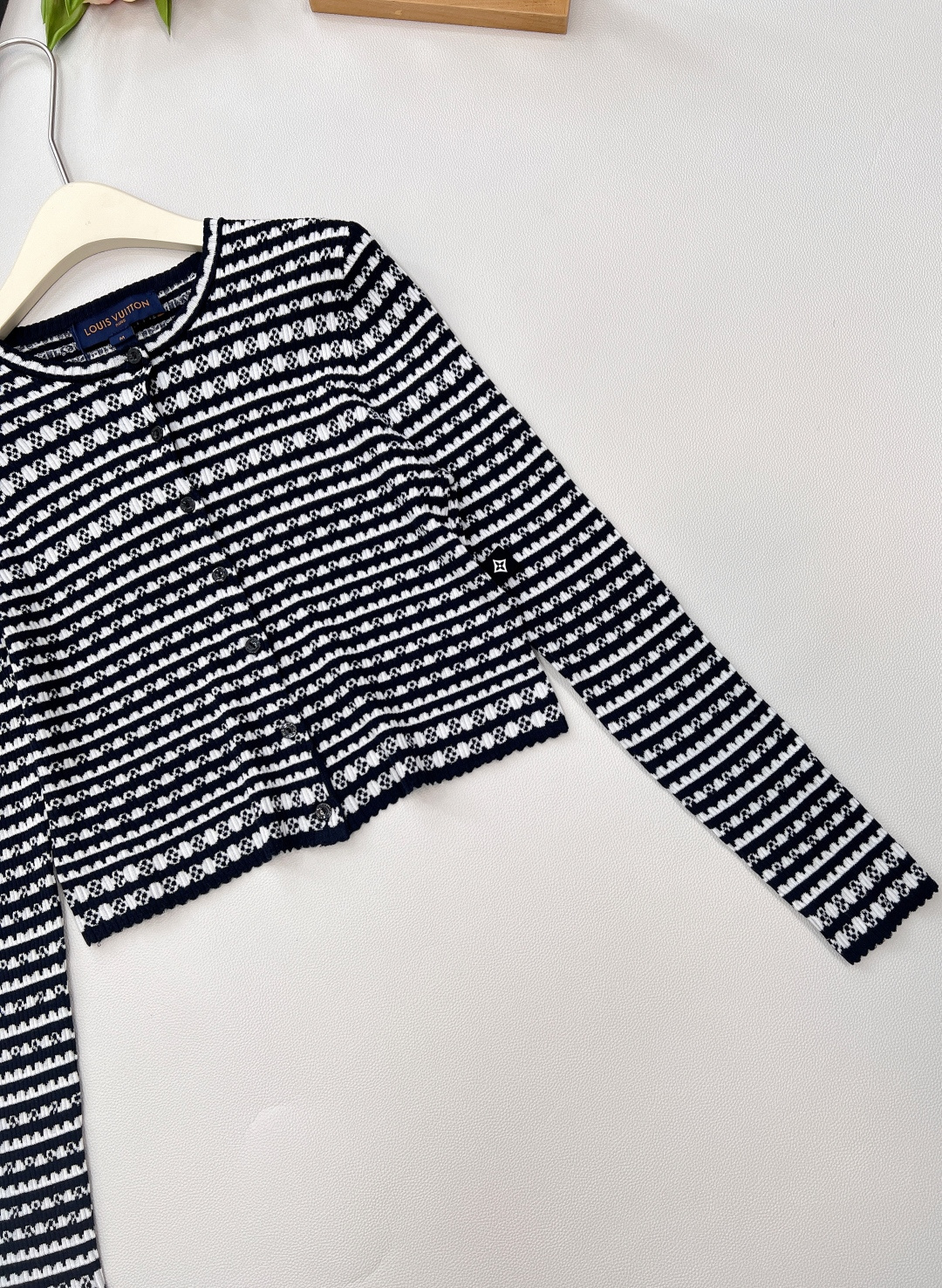 🆕Louis Vuitton2025新款老花钩花短款针织开衫定制纱线织造 质感高级舒适 短款修身针织开衫